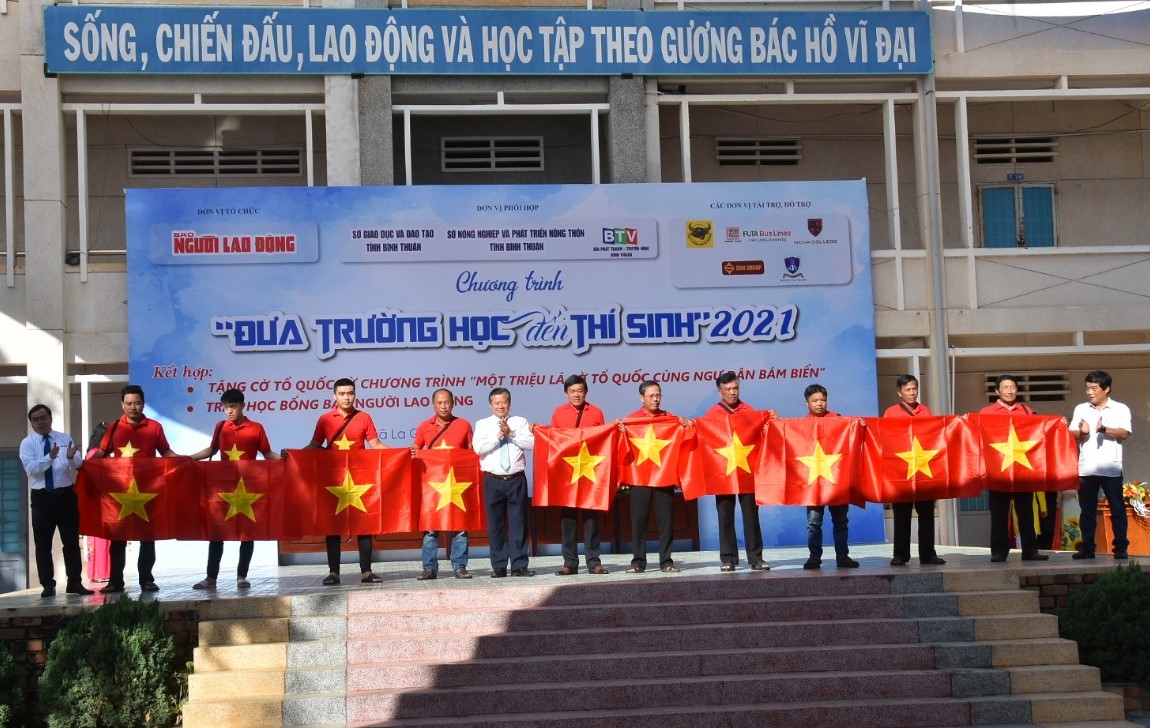 Báo Người Lao Động trao tặng ngư dân Bình Thuận 2.000 lá cờ Tổ quốc - Ảnh 3.