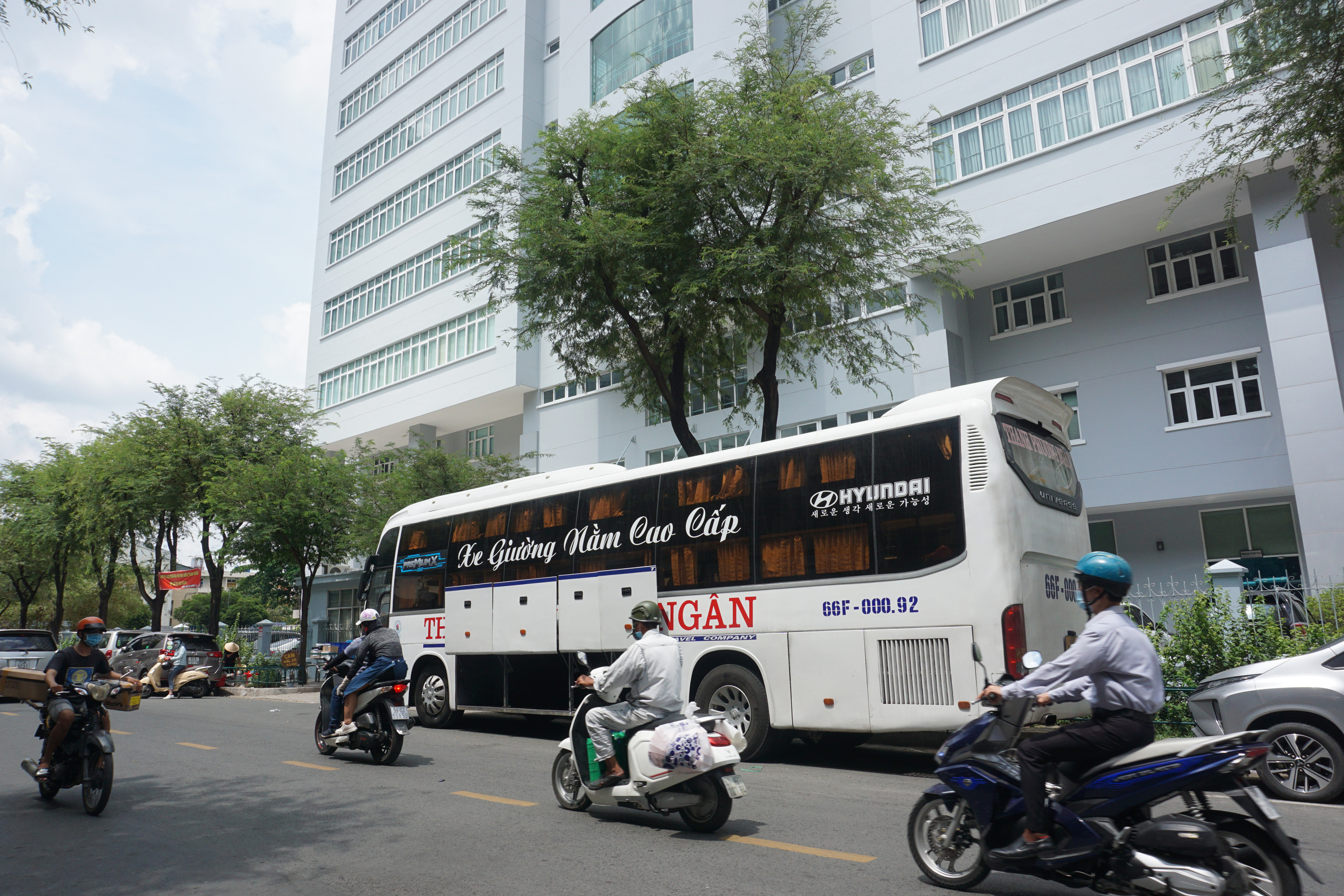 Xe khách trá hình, bãi giữ xe - Giữ xe an toàn tại bãi giữ xe và trải nghiệm dịch vụ tuyệt vời của xe khách trá hình. Với đội ngũ lái xe chuyên nghiệp, bạn sẽ cảm thấy yên tâm khi đặt hành trình giữa các địa điểm. Hãy đặt vé ngay và trải nghiệm những điều này.