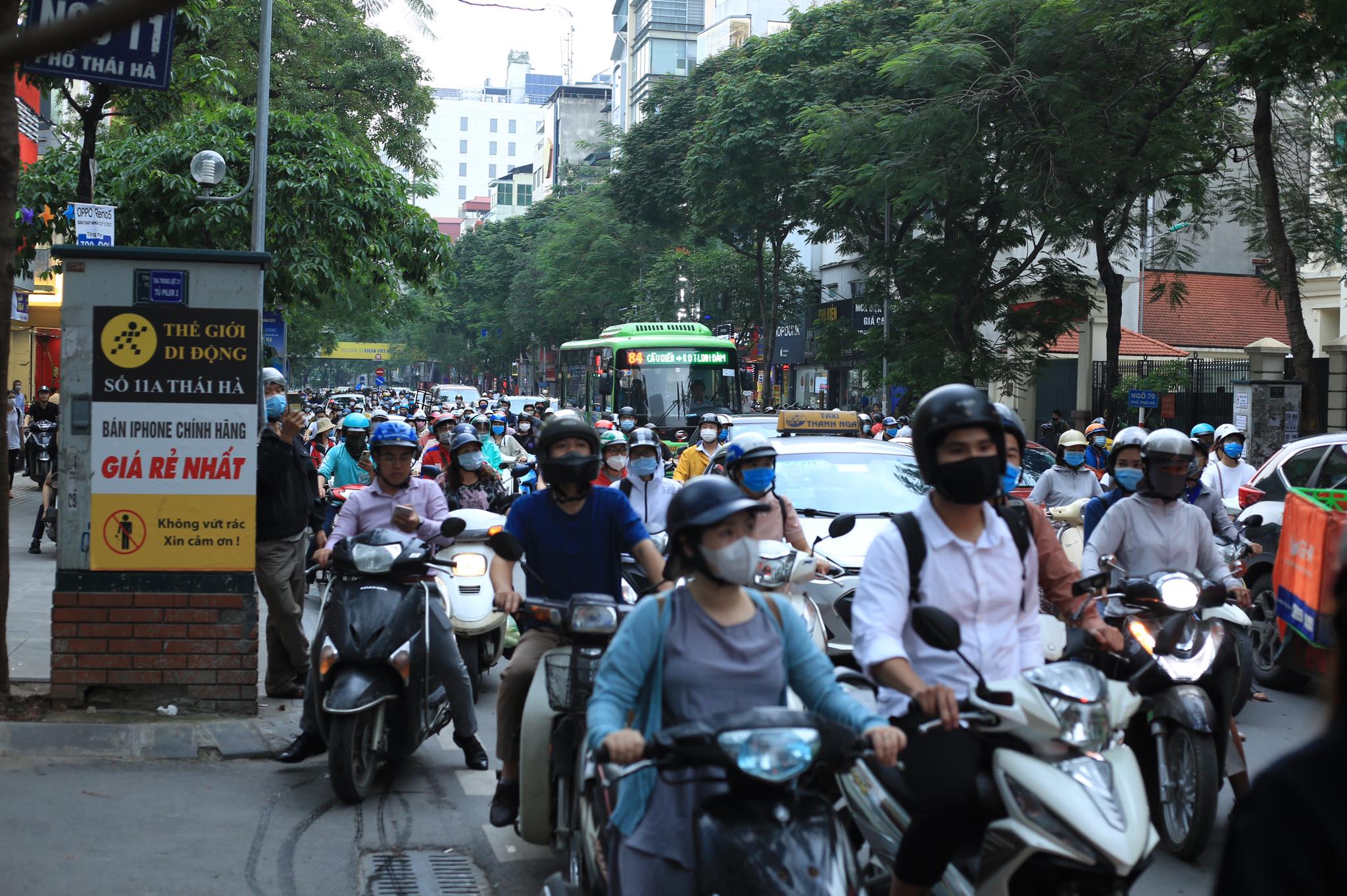 Cháy lớn tại nhà hàng Nét Huế đúng giờ tan tầm, giao thông ùn tắc kéo dài - Ảnh 6.