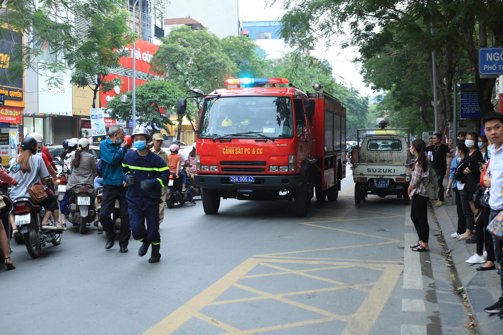 Cháy lớn tại nhà hàng Nét Huế đúng giờ tan tầm, giao thông ùn tắc kéo dài - Ảnh 3.