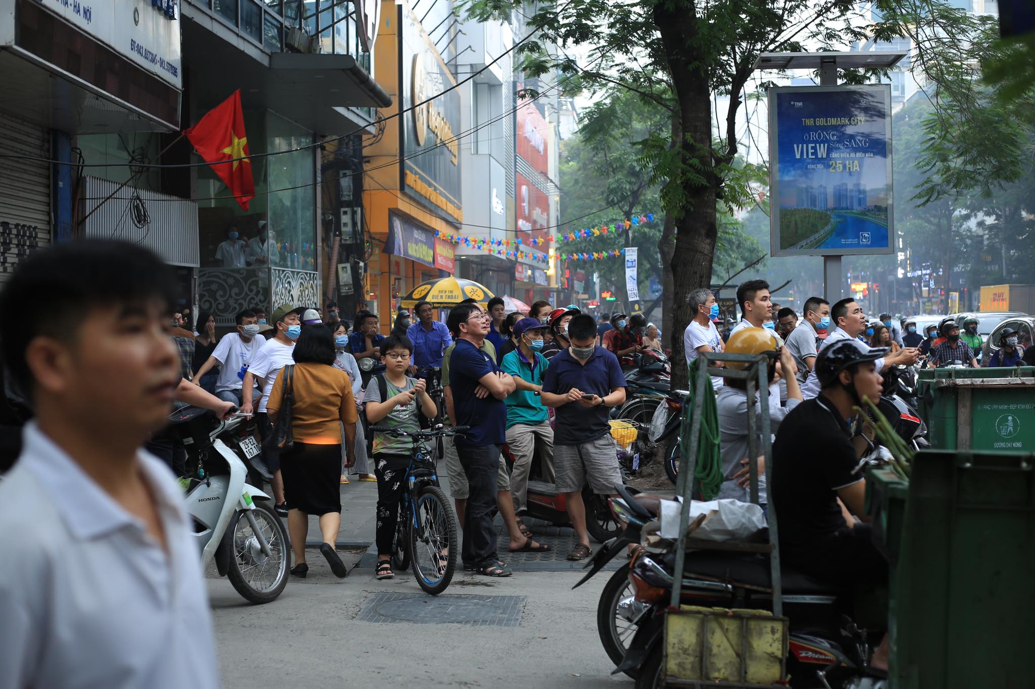 Cháy lớn tại nhà hàng Nét Huế đúng giờ tan tầm, giao thông ùn tắc kéo dài - Ảnh 5.