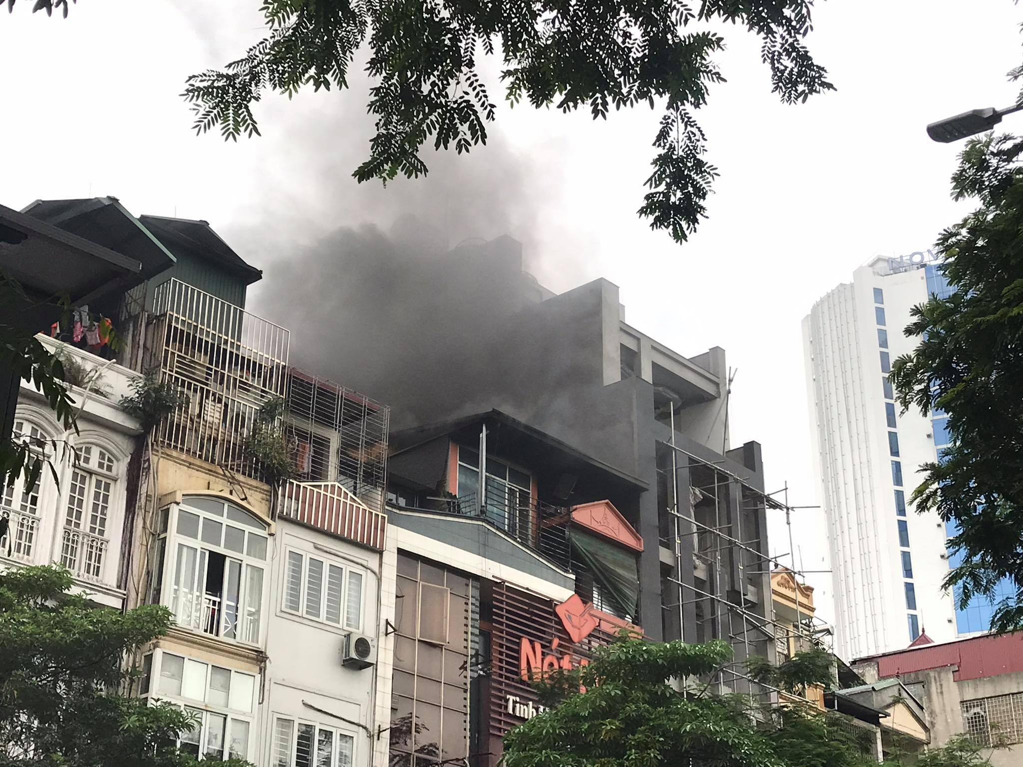 Cháy lớn tại nhà hàng Nét Huế đúng giờ tan tầm, giao thông ùn tắc kéo dài - Ảnh 1.
