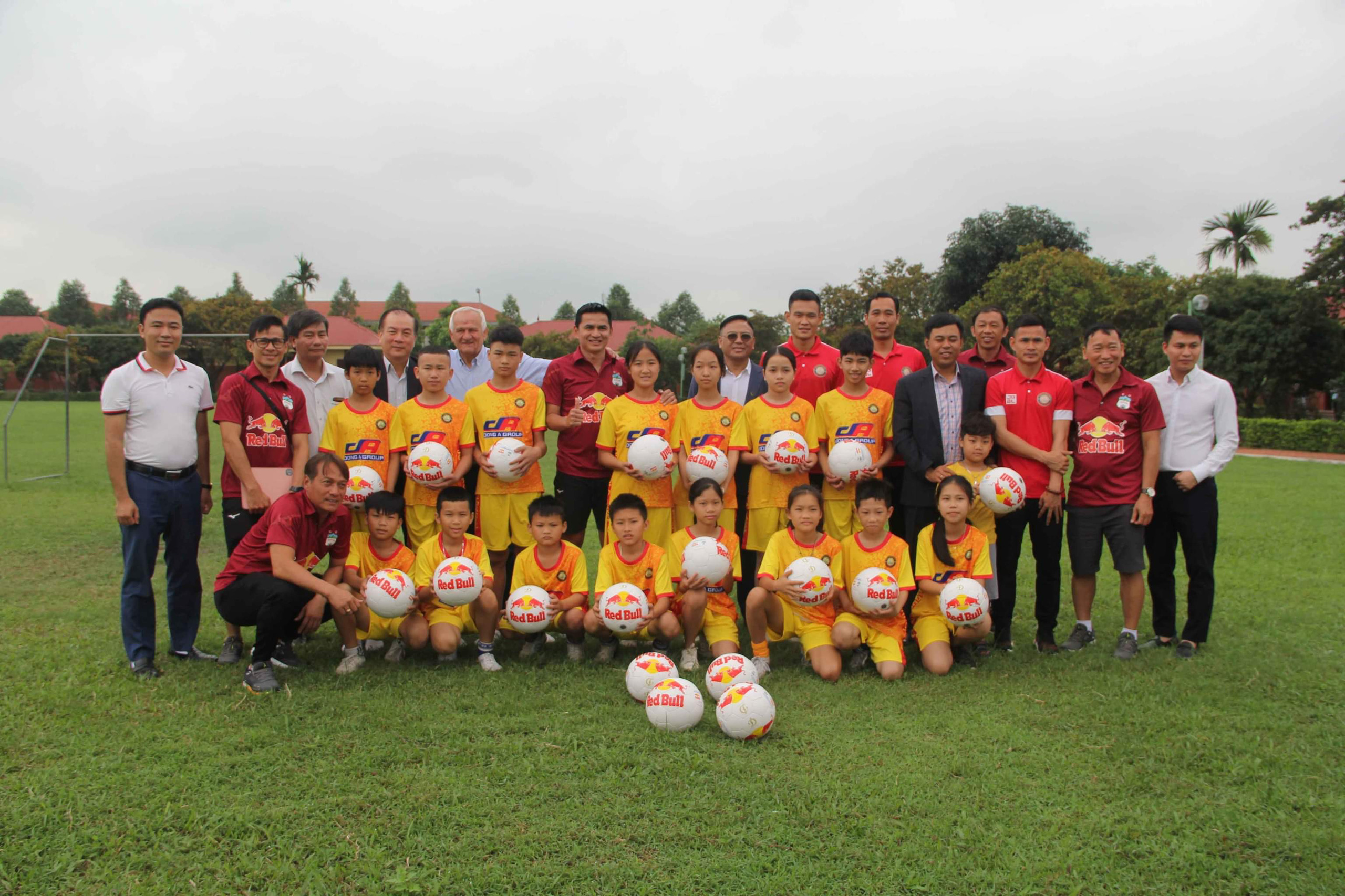 HAGL tặng gần 120 triệu đồng tiền bán áo đấu của Lương Xuân Trường cho Làng SOS Thanh Hóa - Ảnh 8.