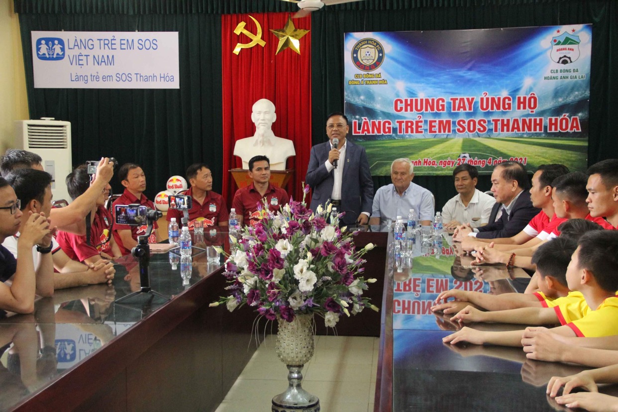 HAGL tặng gần 120 triệu đồng tiền bán áo đấu của Lương Xuân Trường cho Làng SOS Thanh Hóa - Ảnh 1.
