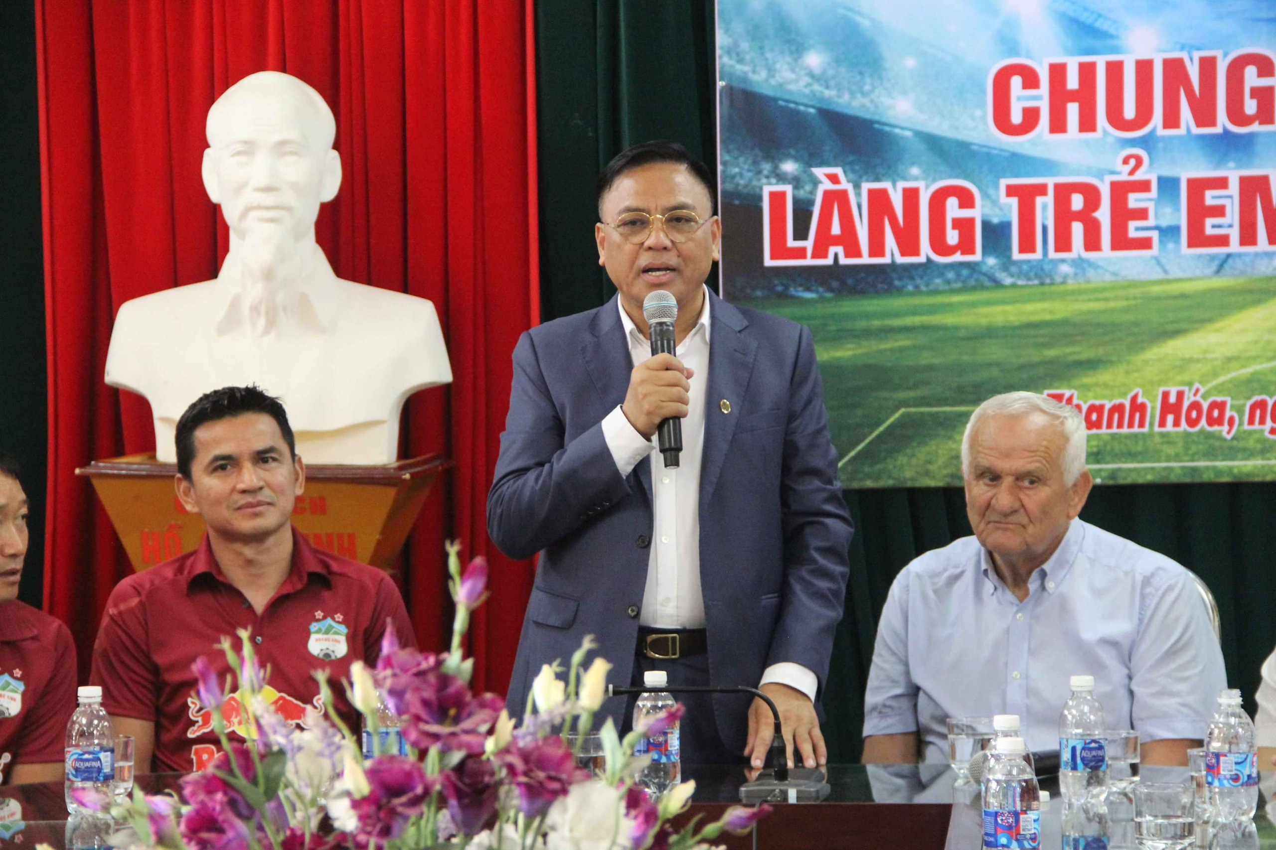 HAGL tặng gần 120 triệu đồng tiền bán áo đấu của Lương Xuân Trường cho Làng SOS Thanh Hóa - Ảnh 4.