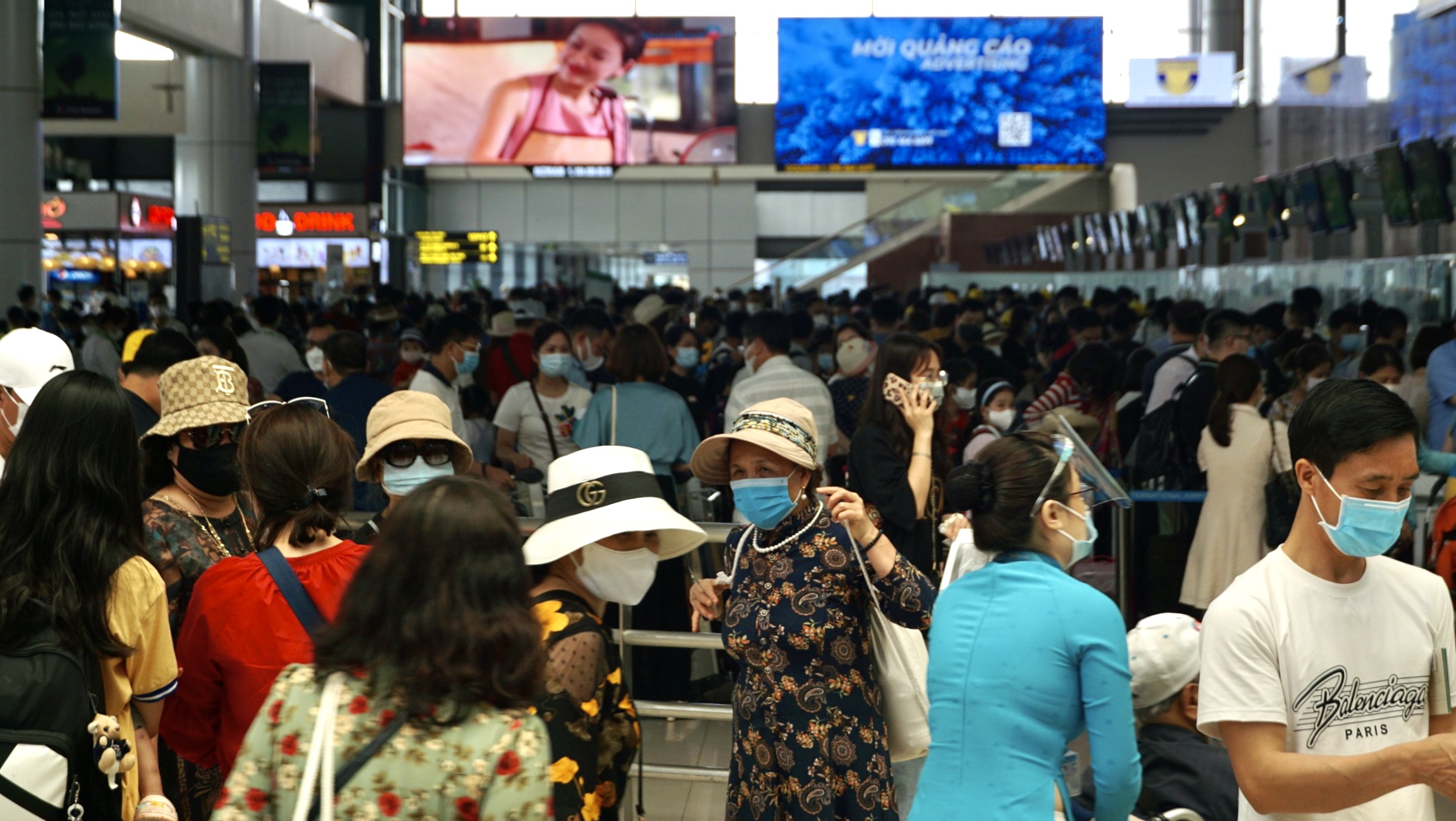 Chùm ảnh: Sân bay Nội bài đông nghẹt trước lễ 30-4, 1-5 - Ảnh 12.