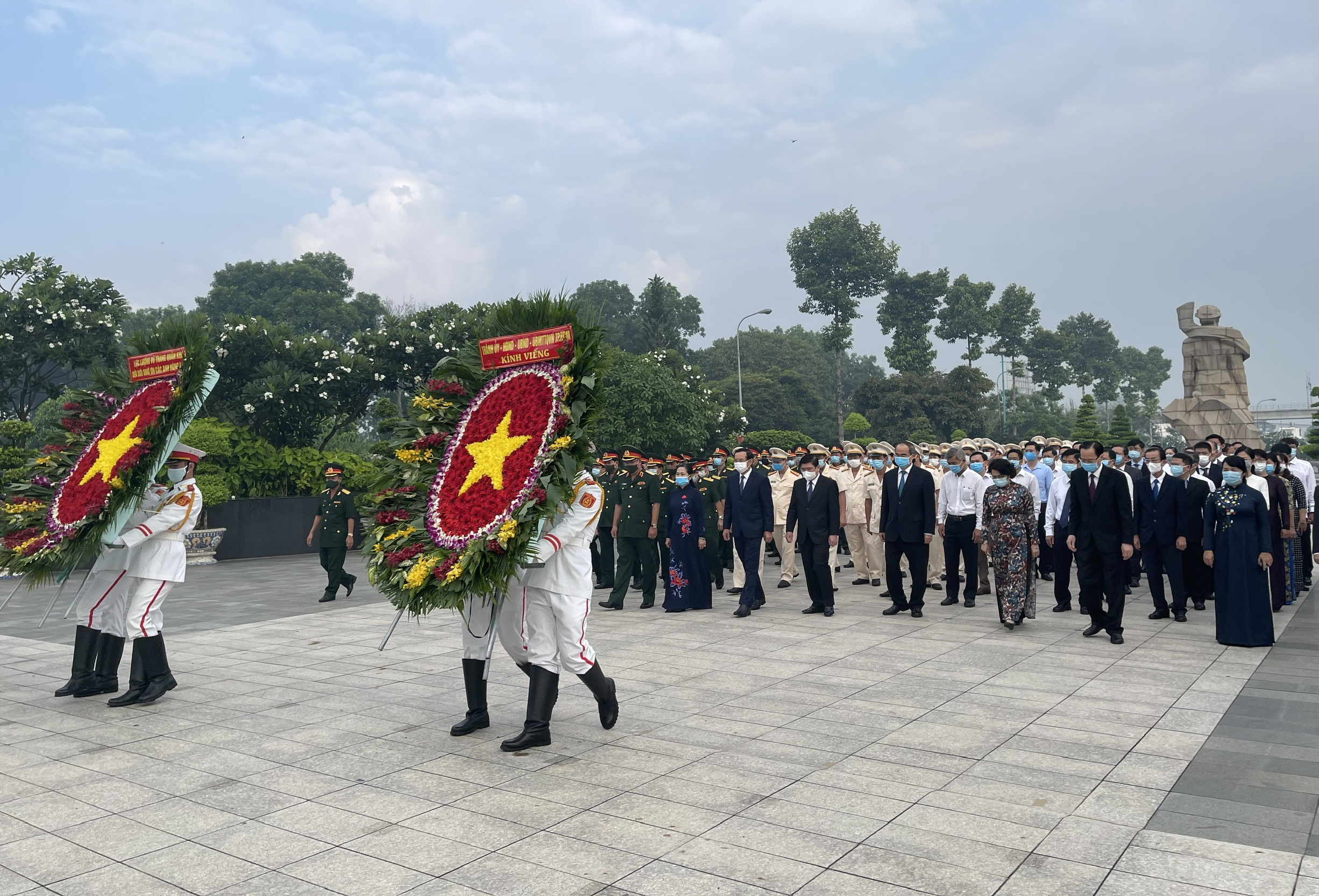 Lãnh đạo TP HCM dâng hoa, dâng hương Chủ tịch Hồ Chí Minh, các anh hùng liệt sĩ - Ảnh 1.