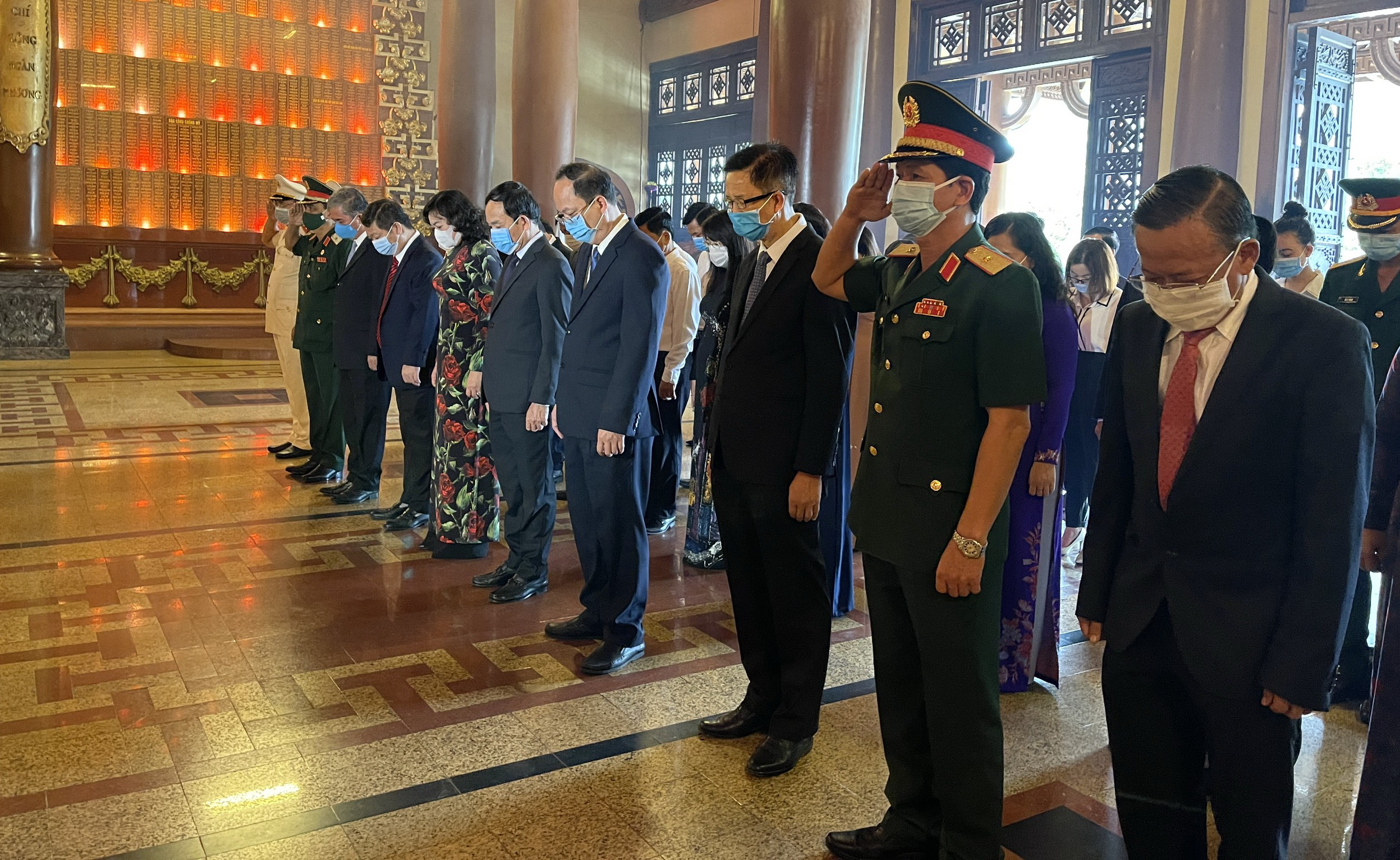 Lãnh đạo TP HCM dâng hoa, dâng hương Chủ tịch Hồ Chí Minh, các anh hùng liệt sĩ - Ảnh 4.