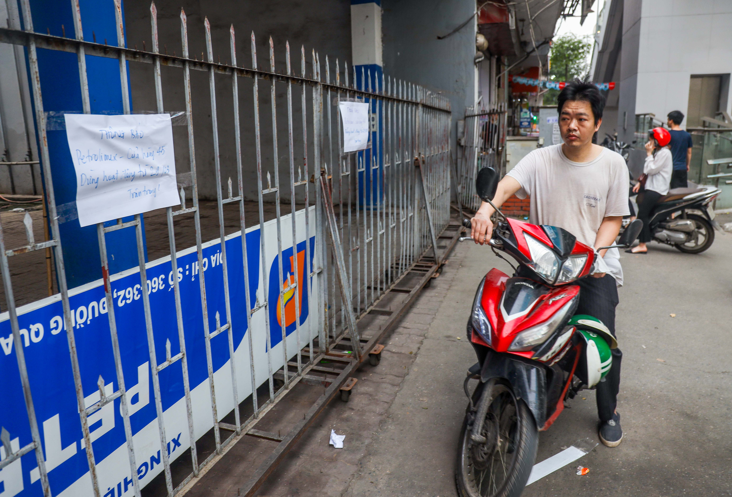 Cận cảnh cây xăng phải đóng cửa vì nguy cơ mất an toàn đường sắt Cát Linh-Hà Đông - Ảnh 8.