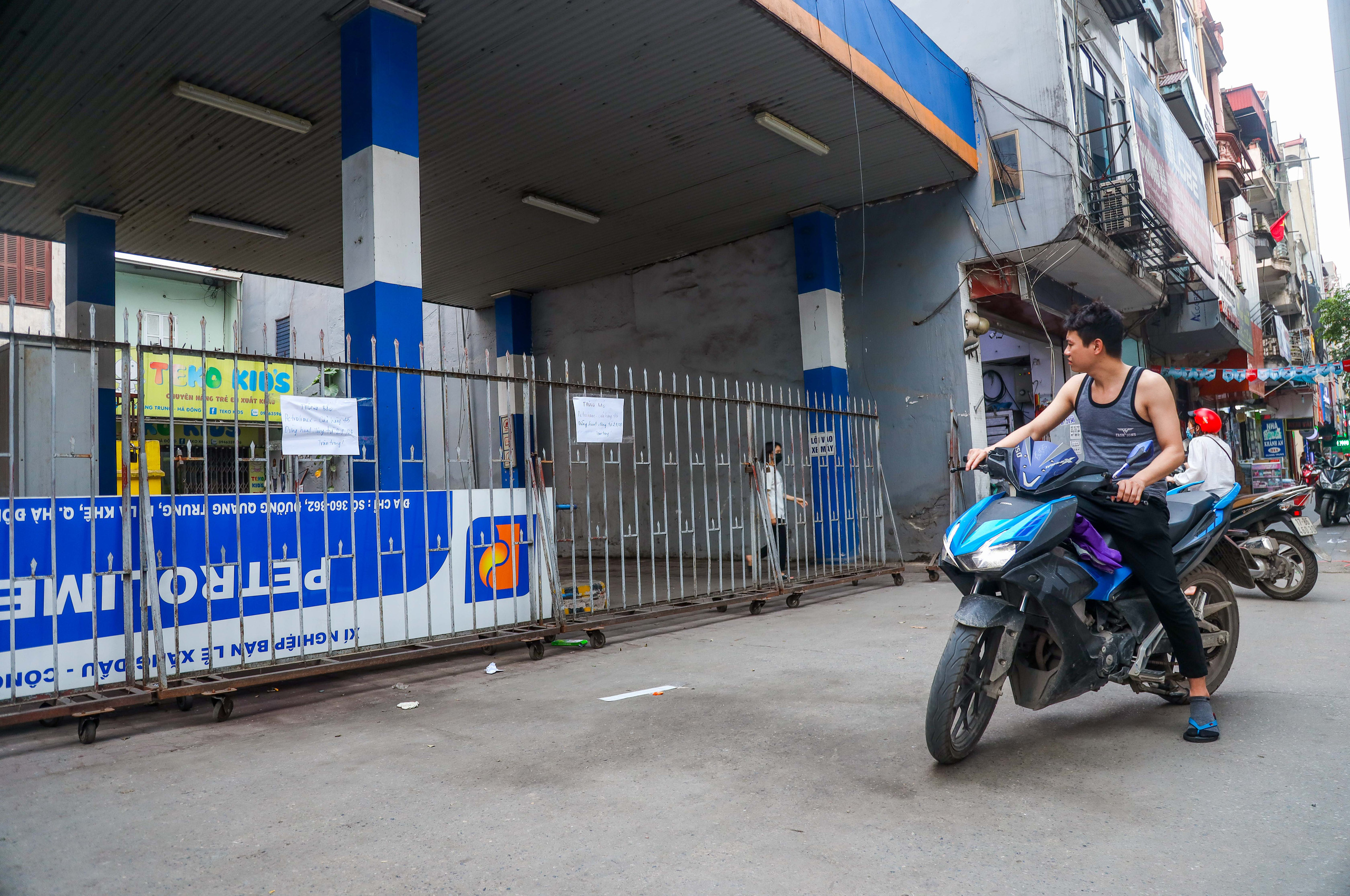 Cận cảnh cây xăng phải đóng cửa vì nguy cơ mất an toàn đường sắt Cát Linh-Hà Đông - Ảnh 13.