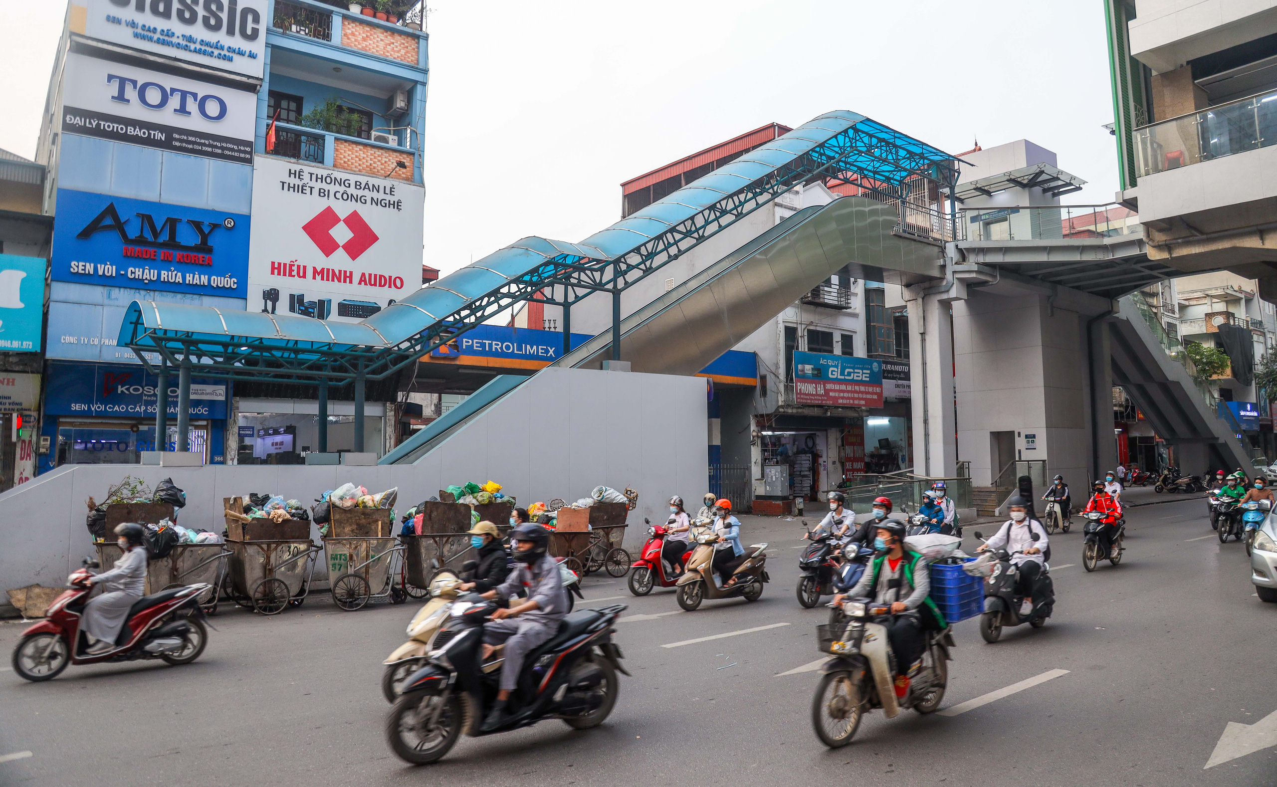 Cận cảnh cây xăng phải đóng cửa vì nguy cơ mất an toàn đường sắt Cát Linh-Hà Đông - Ảnh 5.