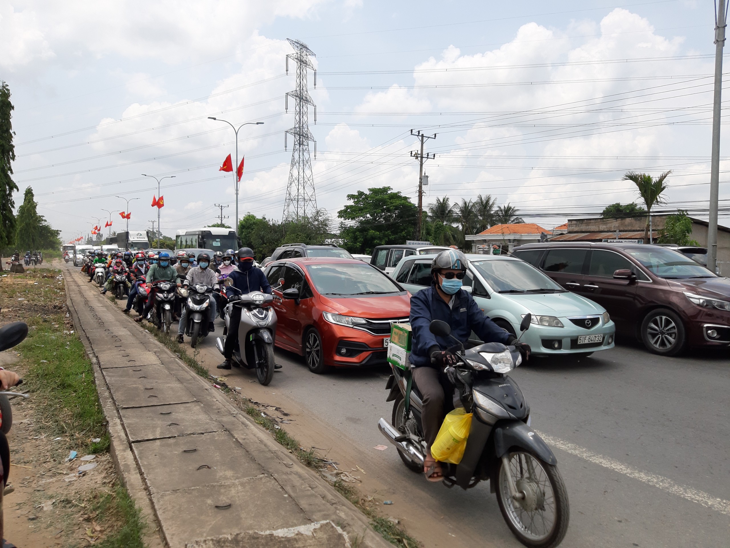 Kẹt cứng đường về miền Tây, phương tiện nhích từng chút - Ảnh 4.