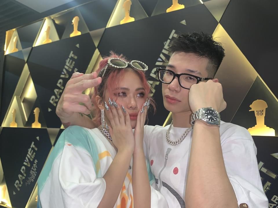 Ôm hôn ở chốn đông người, rapper MCK và Tlinh bị chỉ trích