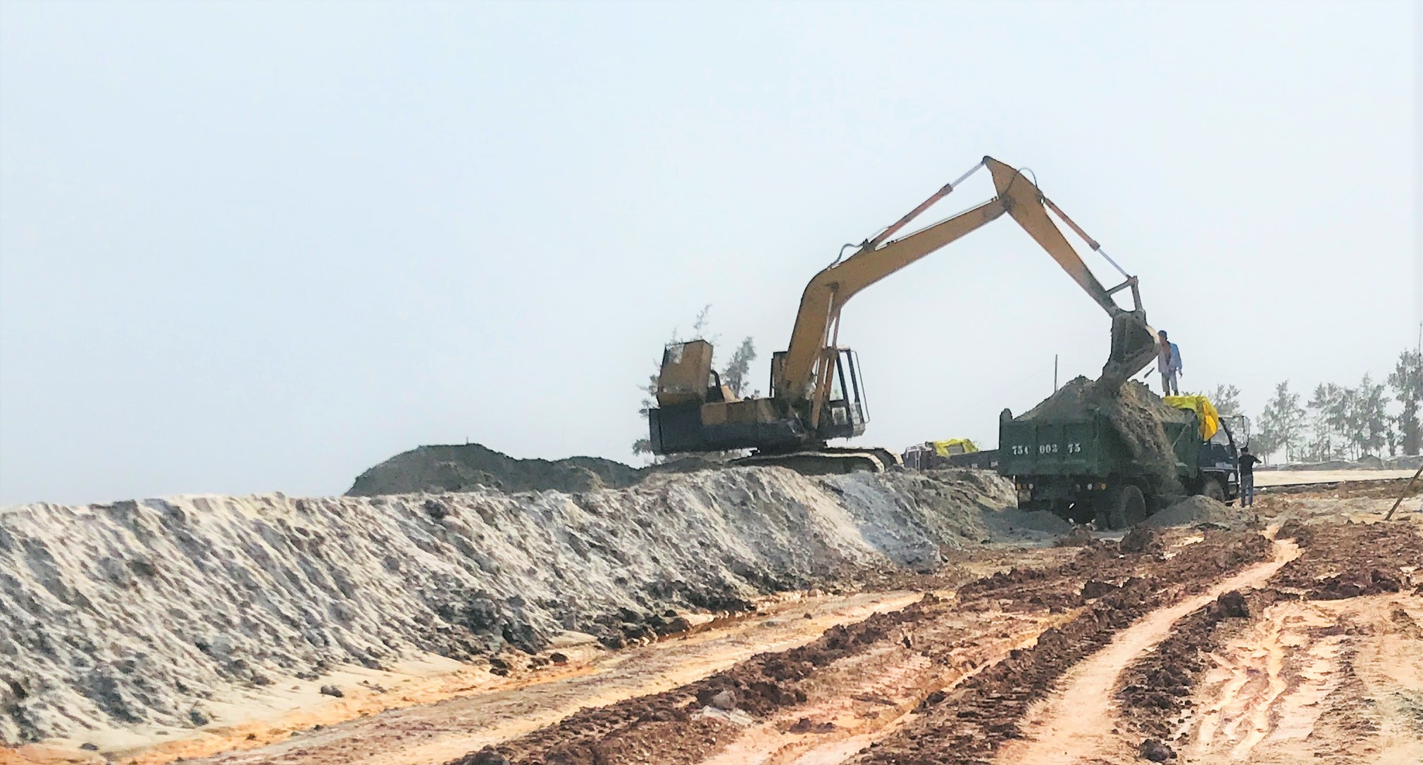 Vụ trục lợi từ nạo vét âu thuyền: Hàng trăm khối cát “lạ” xuất hiện ở dự án làm đường - Ảnh 3.