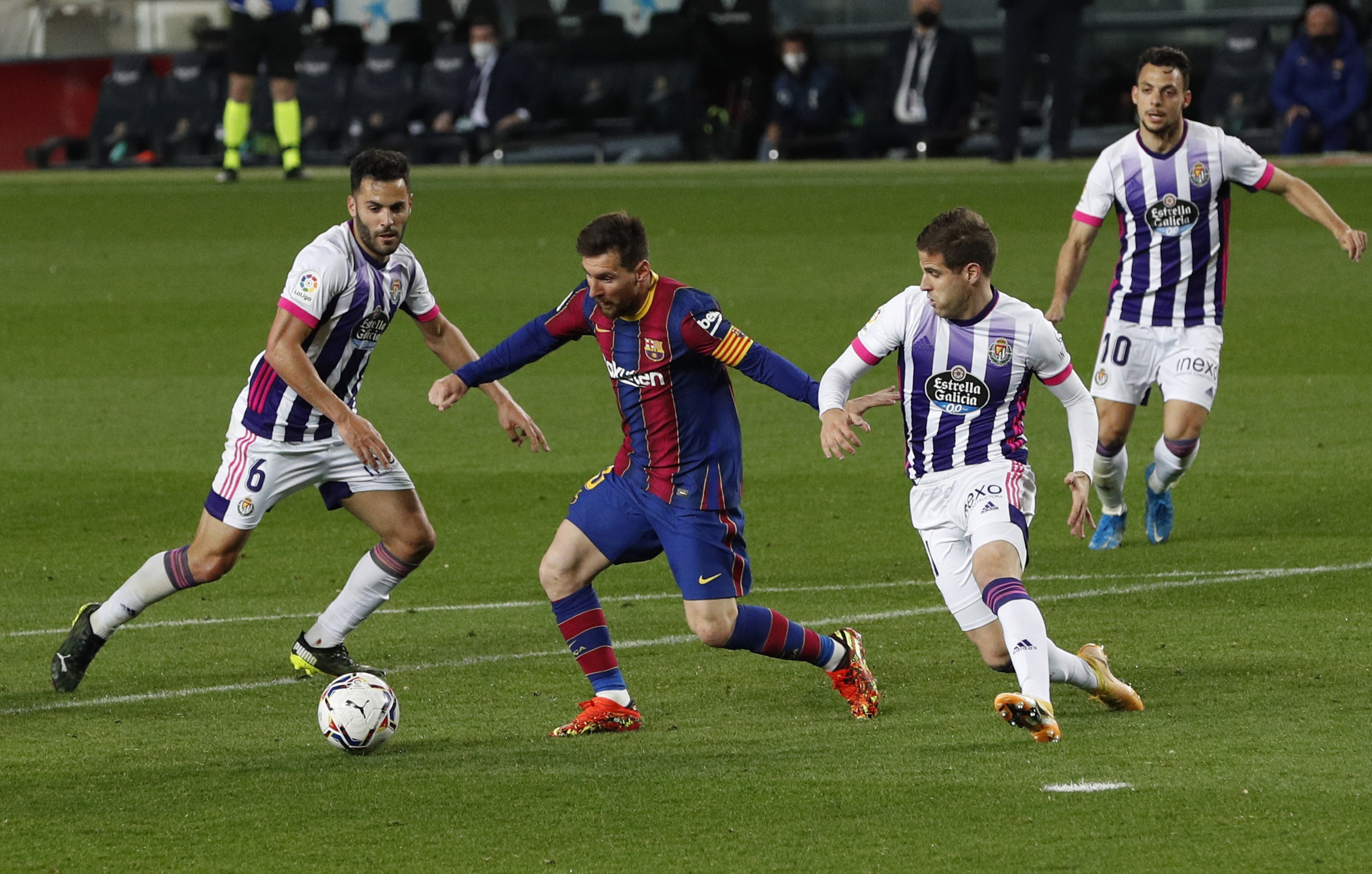 Messi lập kỷ lục, trọng tài nghi tiếp tay Barcelona hạ Valladolid - Ảnh 2.
