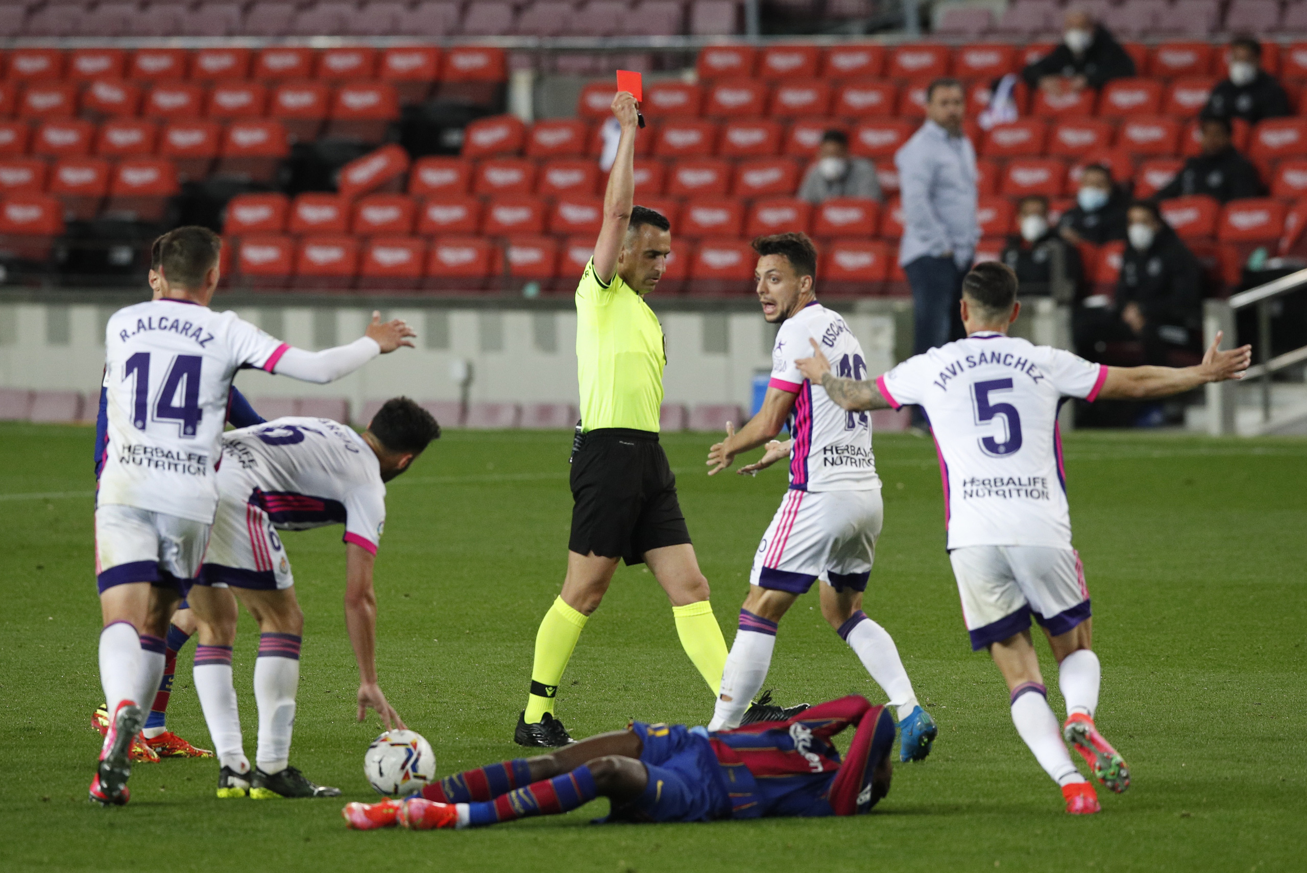 Messi lập kỷ lục, trọng tài nghi tiếp tay Barcelona hạ Valladolid - Ảnh 5.