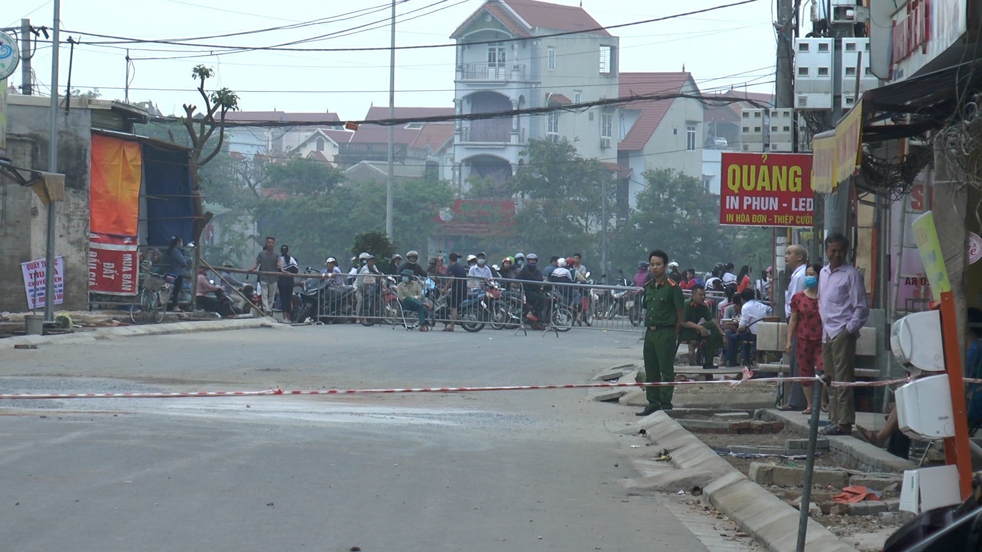 Cận cảnh hố tử thần khủng bất ngờ xuất hiện, đe dọa hàng chục hộ dân - Ảnh 2.