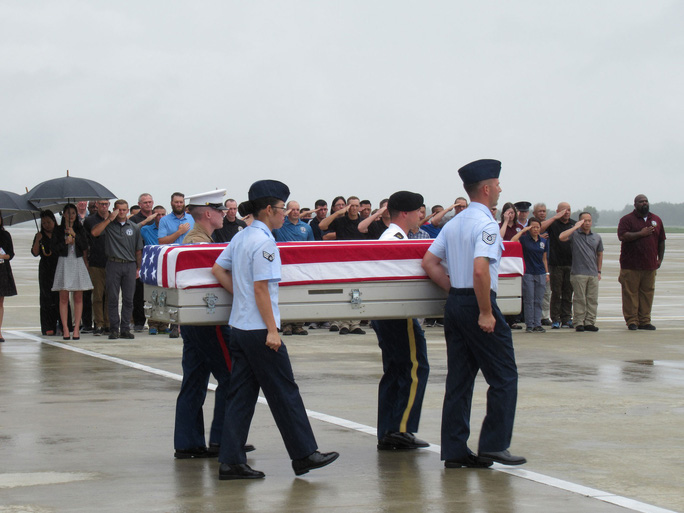 Tưởng niệm 25 năm tai nạn trực thăng l&agrave;m 16 người tử nạn khi t&igrave;m kiếm người Mỹ mất t&iacute;ch - Ảnh 2.