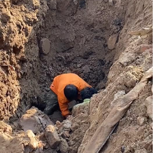 Thực hư vụ đào được người đàn ông dưới hố sâu 2 mét ở Hà Nội - Ảnh 1.