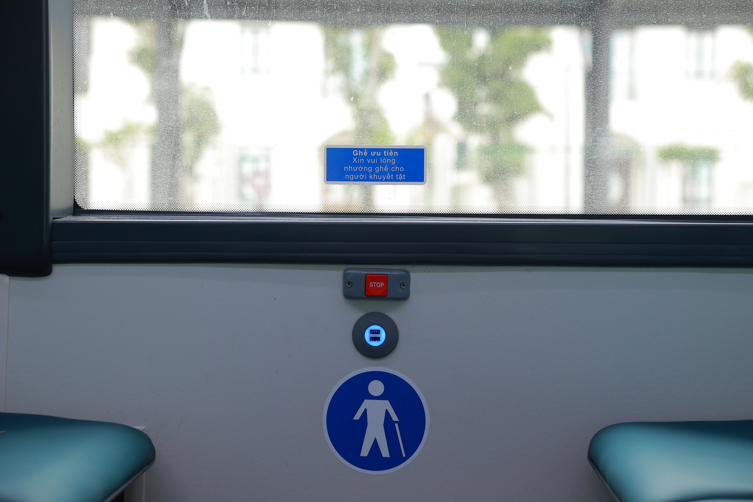 Cận cảnh nội thất chiếc xe buýt điện thông minh đầu tiên tại Việt Nam - Ảnh 10.