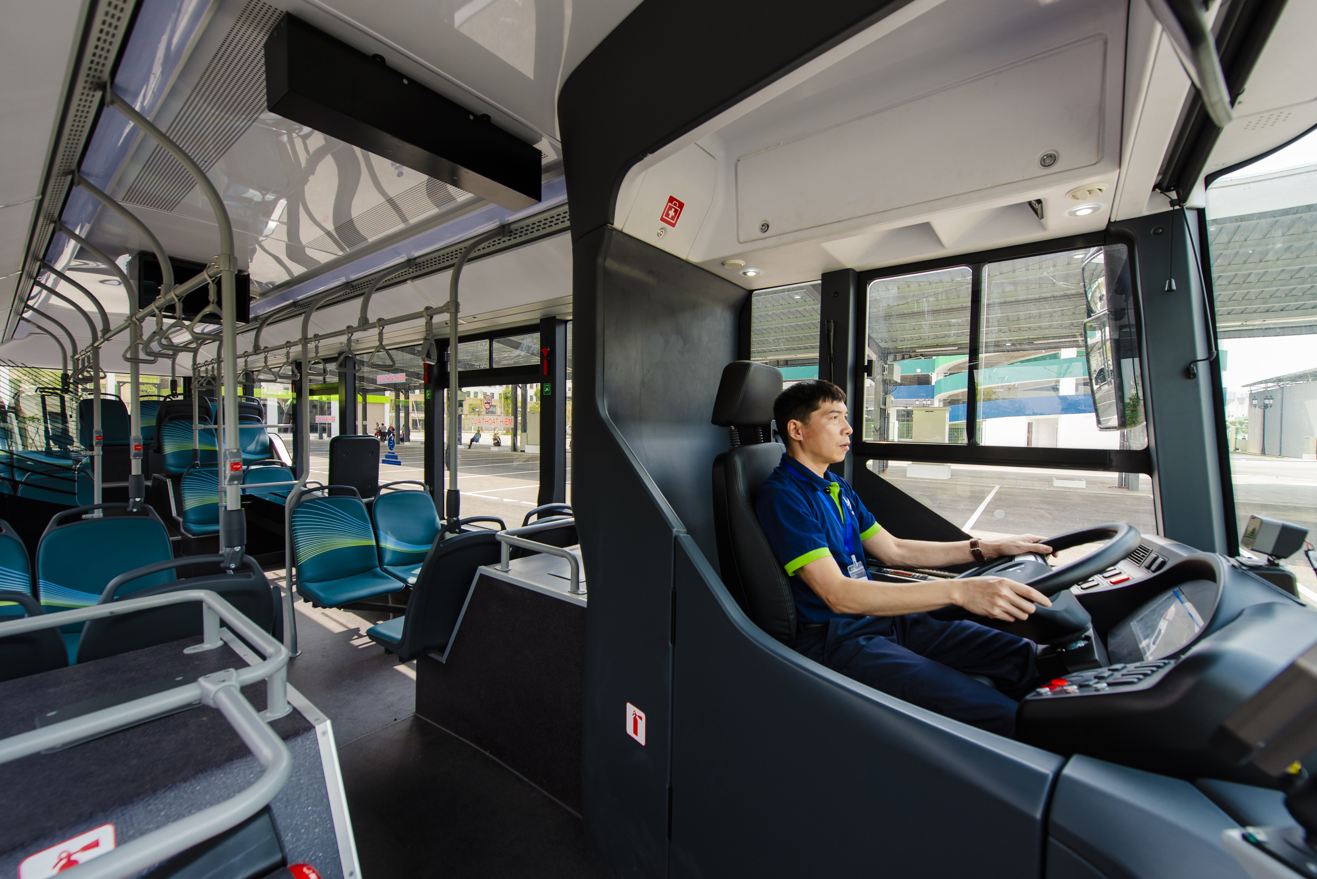 Xe buýt điện thông minh là sự kết hợp hợp lý giữa công nghệ và bảo vệ môi trường. Bạn có muốn tìm hiểu thêm về xe buýt này và những tiện ích mà nó mang lại không? Nhấp vào hình ảnh để khám phá ngay.