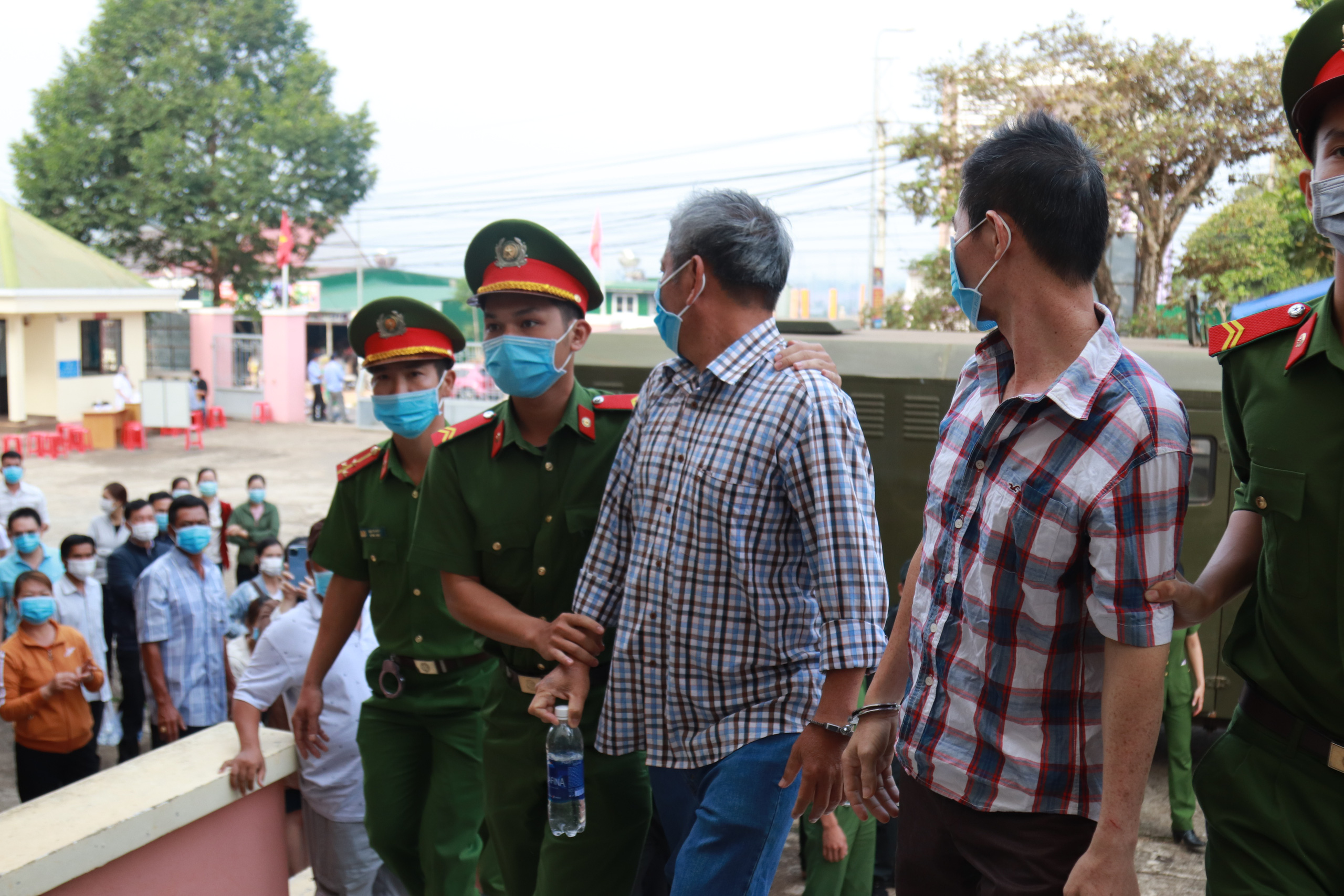 Toàn cảnh phiên tòa xét xử đường dây sản xuất xăng giả của Trịnh Sướng - Ảnh 5.