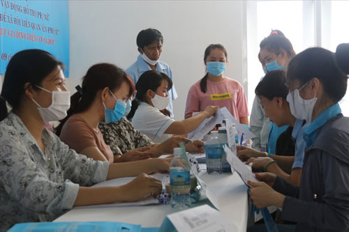 Khánh Hòa: Nữ công nhân được khám sức khỏe miễn phí - Ảnh 1.