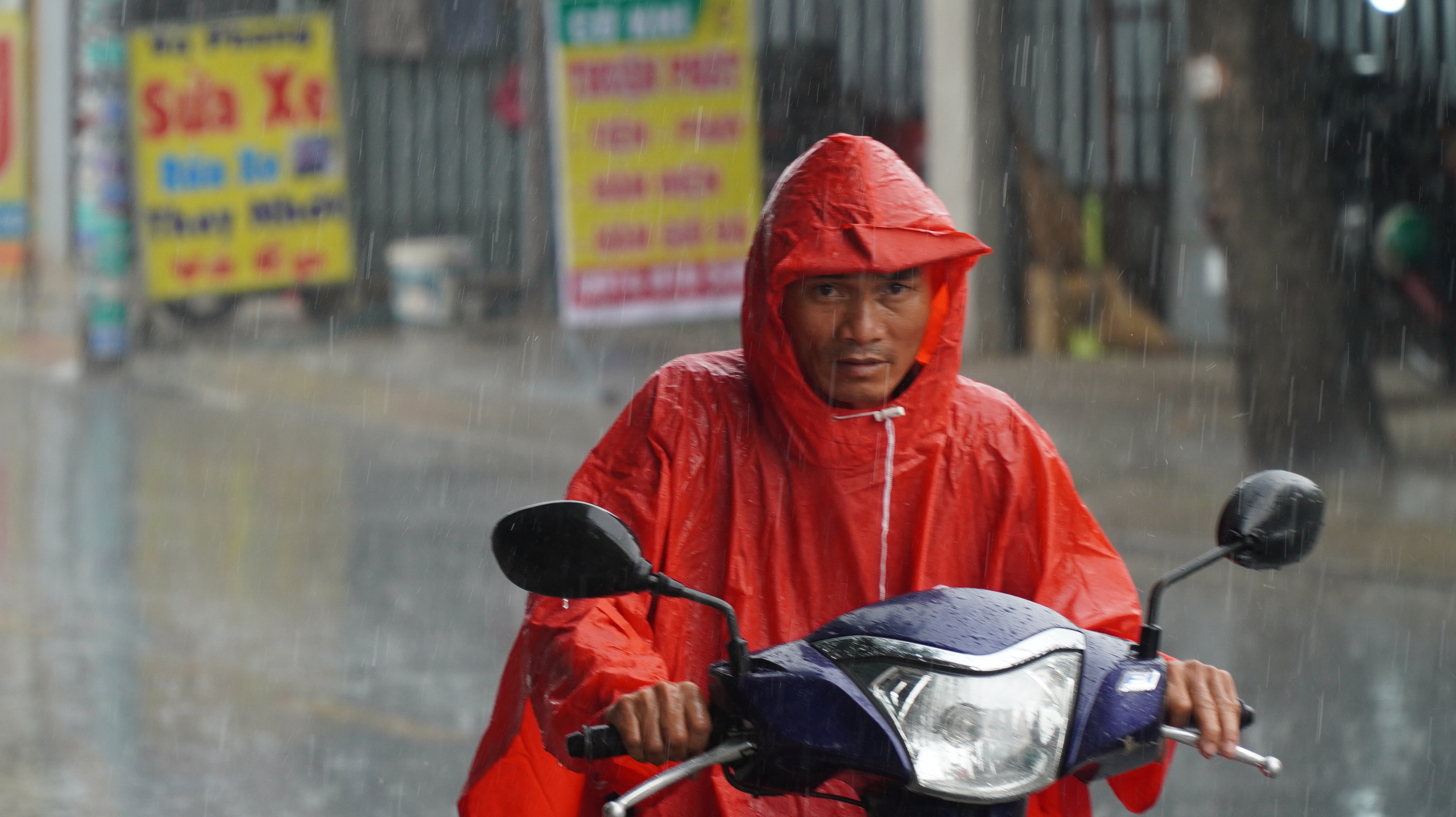 TP HCM đang đón mưa trái mùa và chuỗi mưa lớn - Ảnh 2.