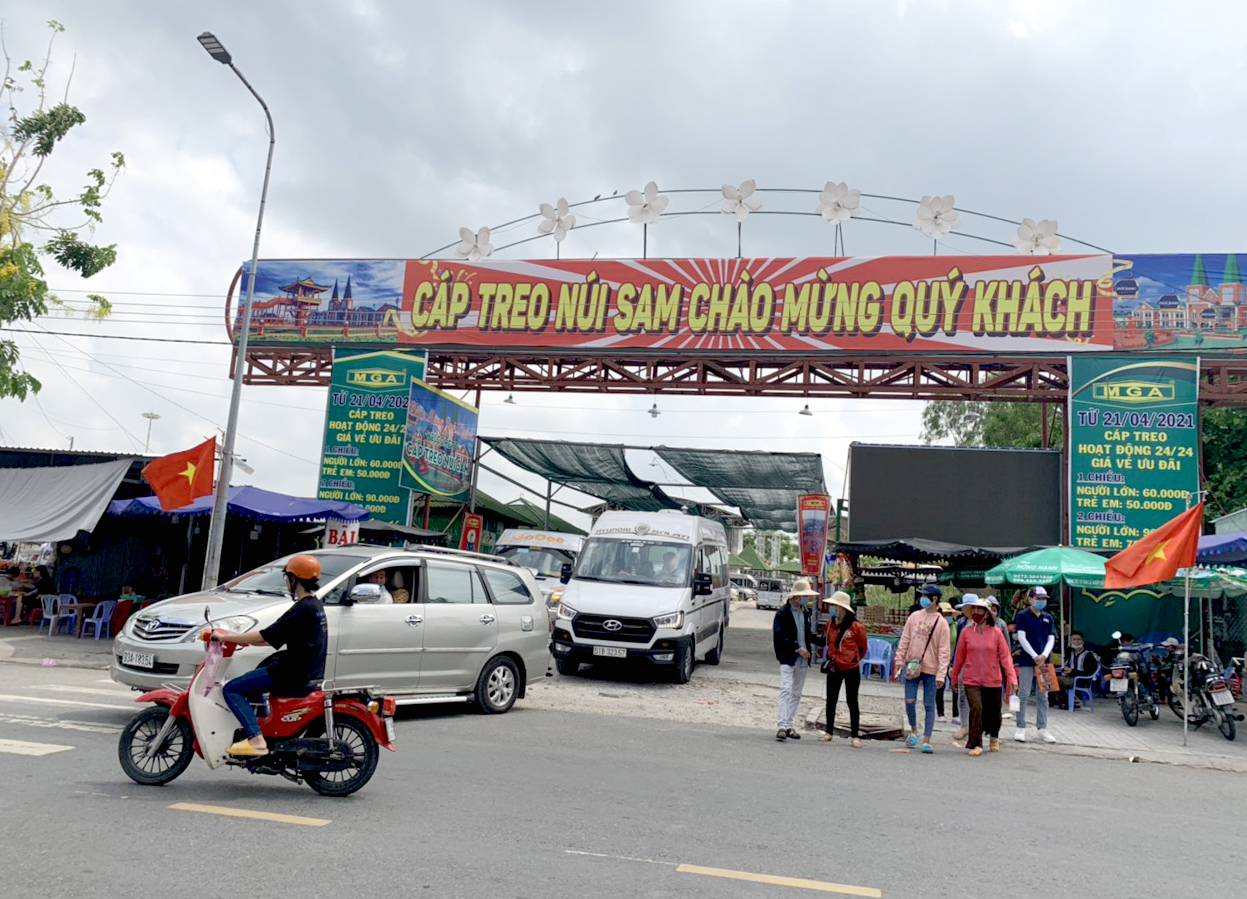 Lên cáp treo Núi Sam “cưỡi mây” ngắm toàn cảnh TP Châu Đốc - Ảnh 5.