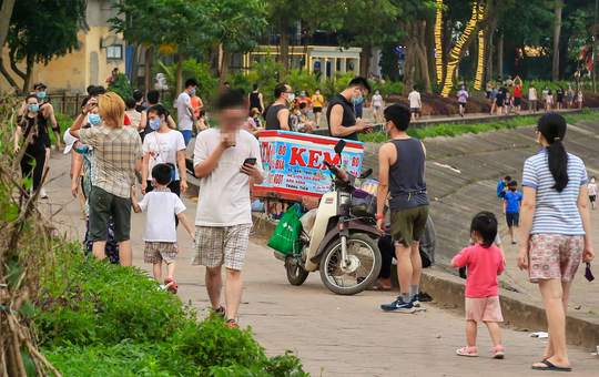 Cận cảnh hàng trăm người dân phớt lờ lệnh cấm vẫn ra công viên tập thể dục - Ảnh 2.