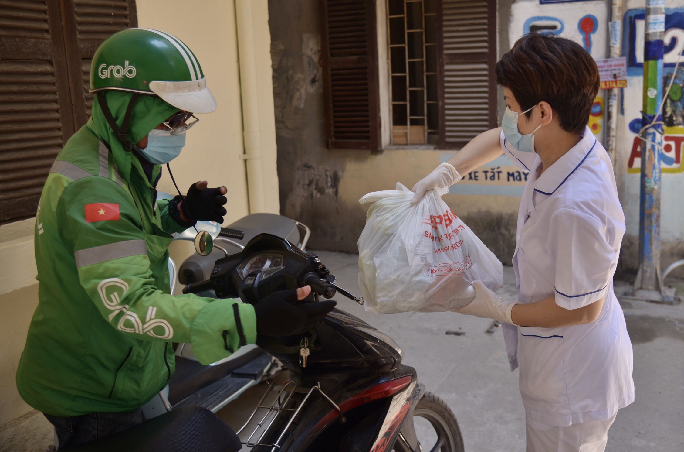 Phong tỏa 25 hộ dân ở Hà Nội nơi có bé trai 1 tuổi dương tính với SARS-CoV-2 - Ảnh 7.