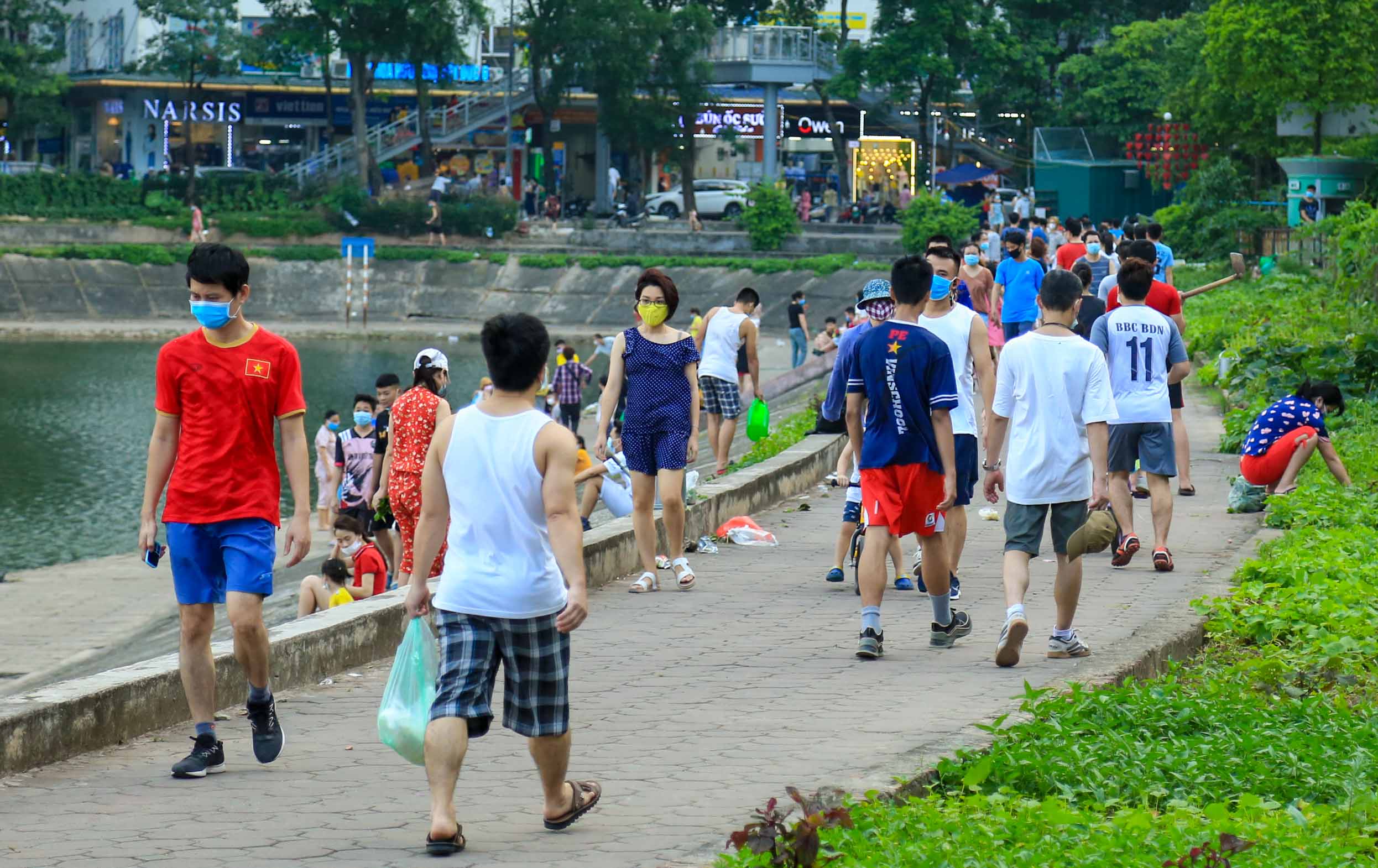 Cận cảnh hàng trăm người dân phớt lờ lệnh cấm vẫn ra công viên tập thể dục - Ảnh 12.