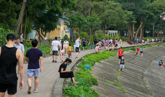 Cận cảnh hàng trăm người dân phớt lờ lệnh cấm vẫn ra công viên tập thể dục - Ảnh 3.