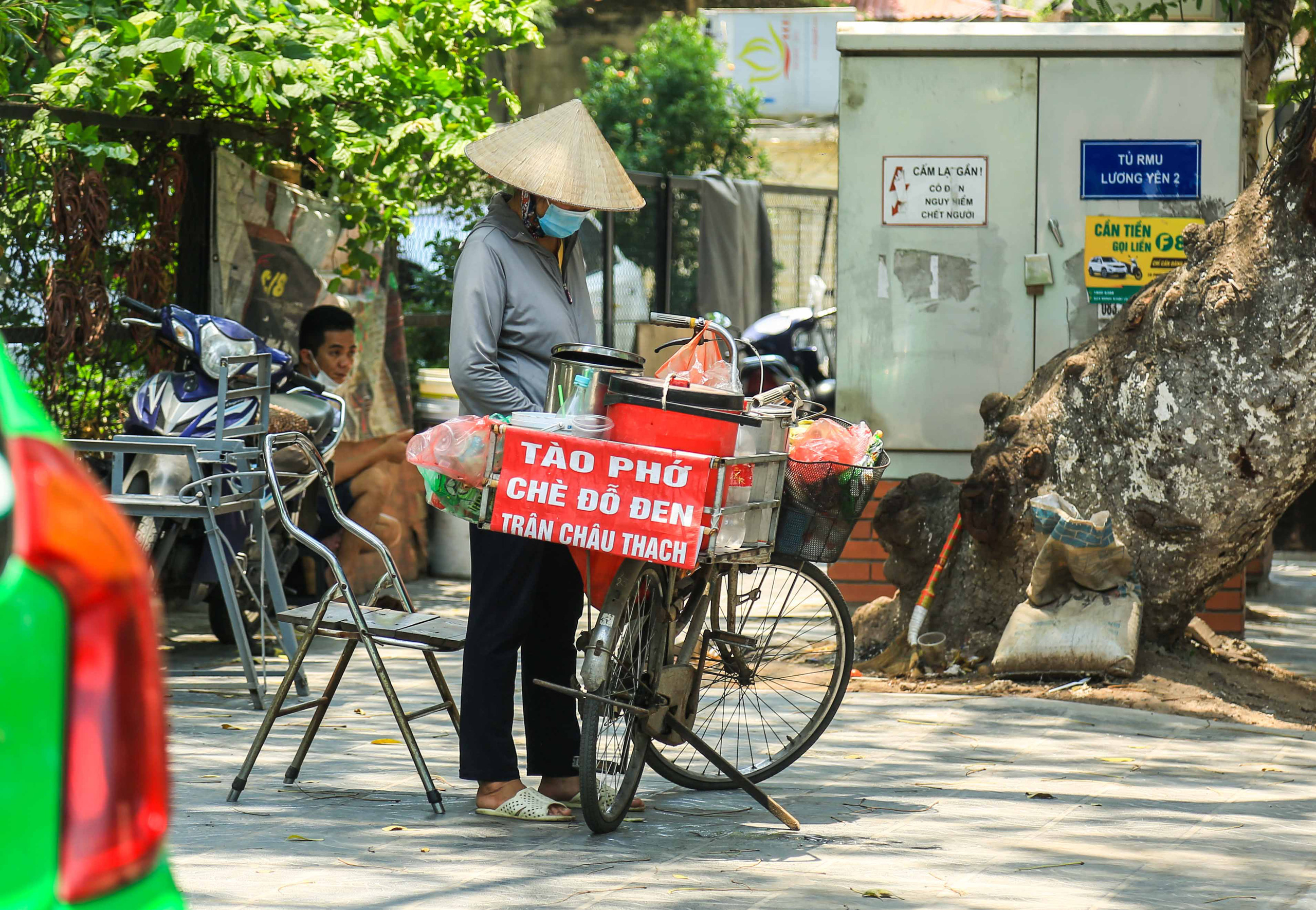 Người dân Thủ đô bịt kín mặt ra đường trong ngày nắng gắt - Ảnh 10.