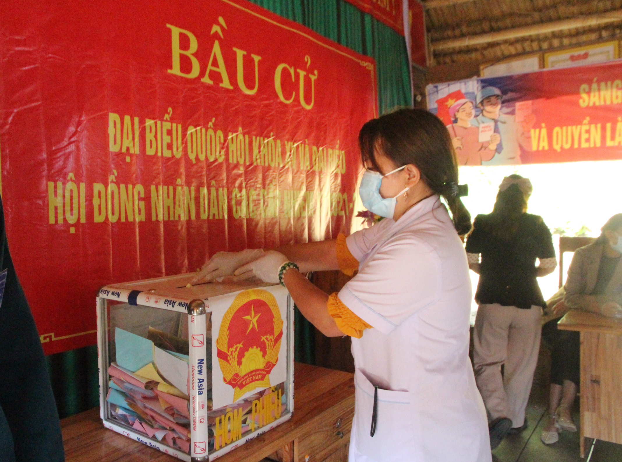Cử tri vùng biên giới Quảng Nam hân hoan đi bầu cử sớm - Ảnh 1.