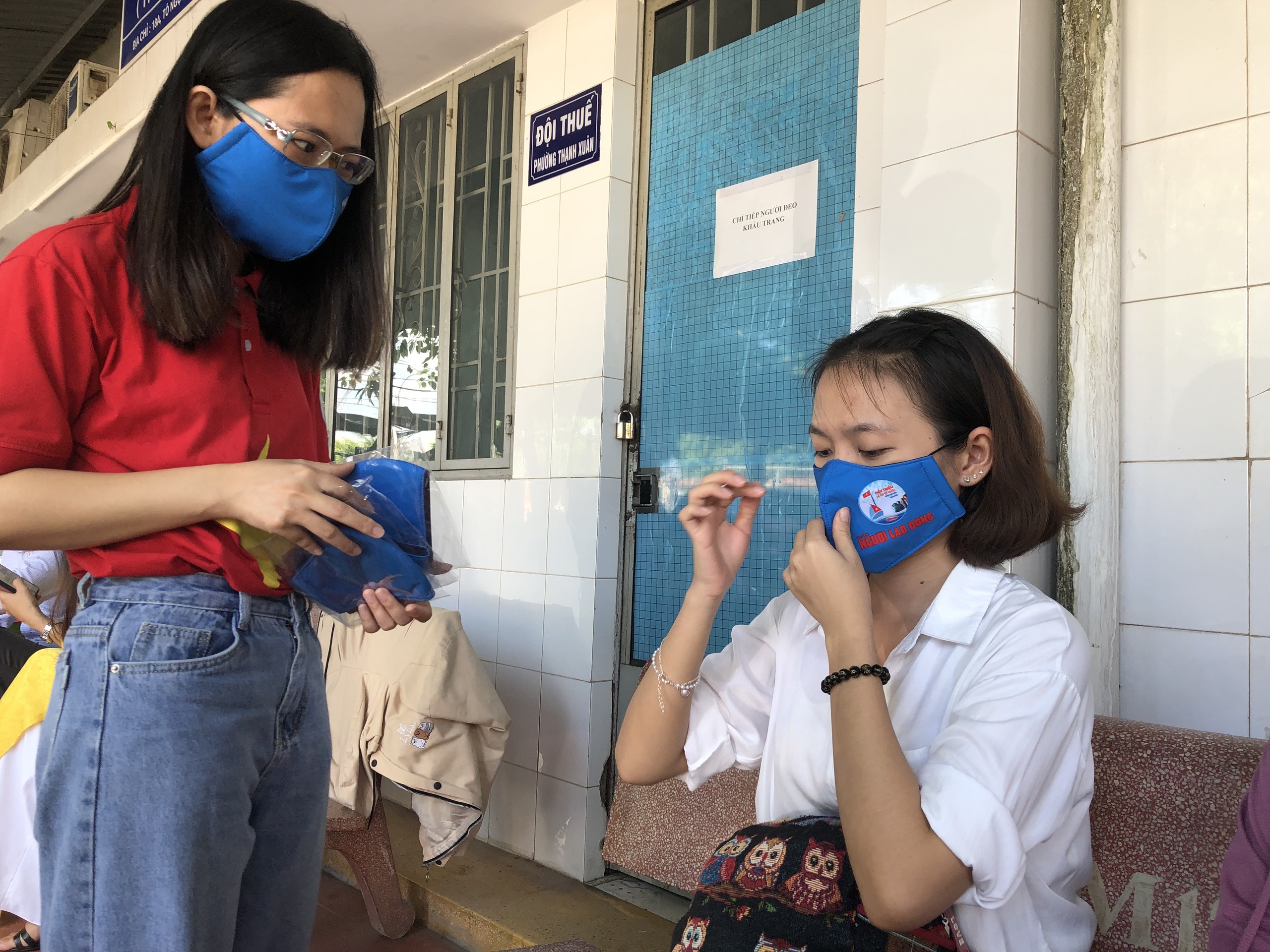 Báo Người Lao Động tặng cờ Tổ quốc, khẩu trang, nước rửa tay phòng dịch Covid-19 tại quận 12 - Ảnh 8.
