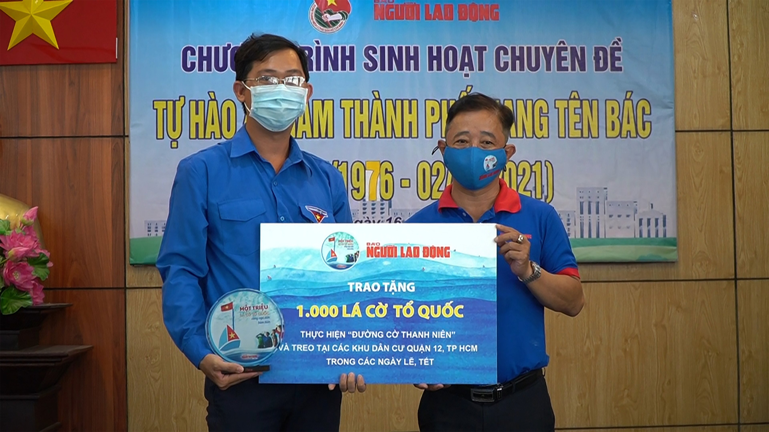 Báo Người Lao Động tặng cờ Tổ quốc, khẩu trang, nước rửa tay phòng dịch Covid-19 tại quận 12 - Ảnh 3.