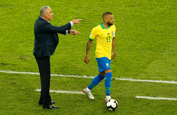 Siêu hậu vệ 38 tuổi Dani Alves trở lại đội tuyển Brazil - Ảnh 5.