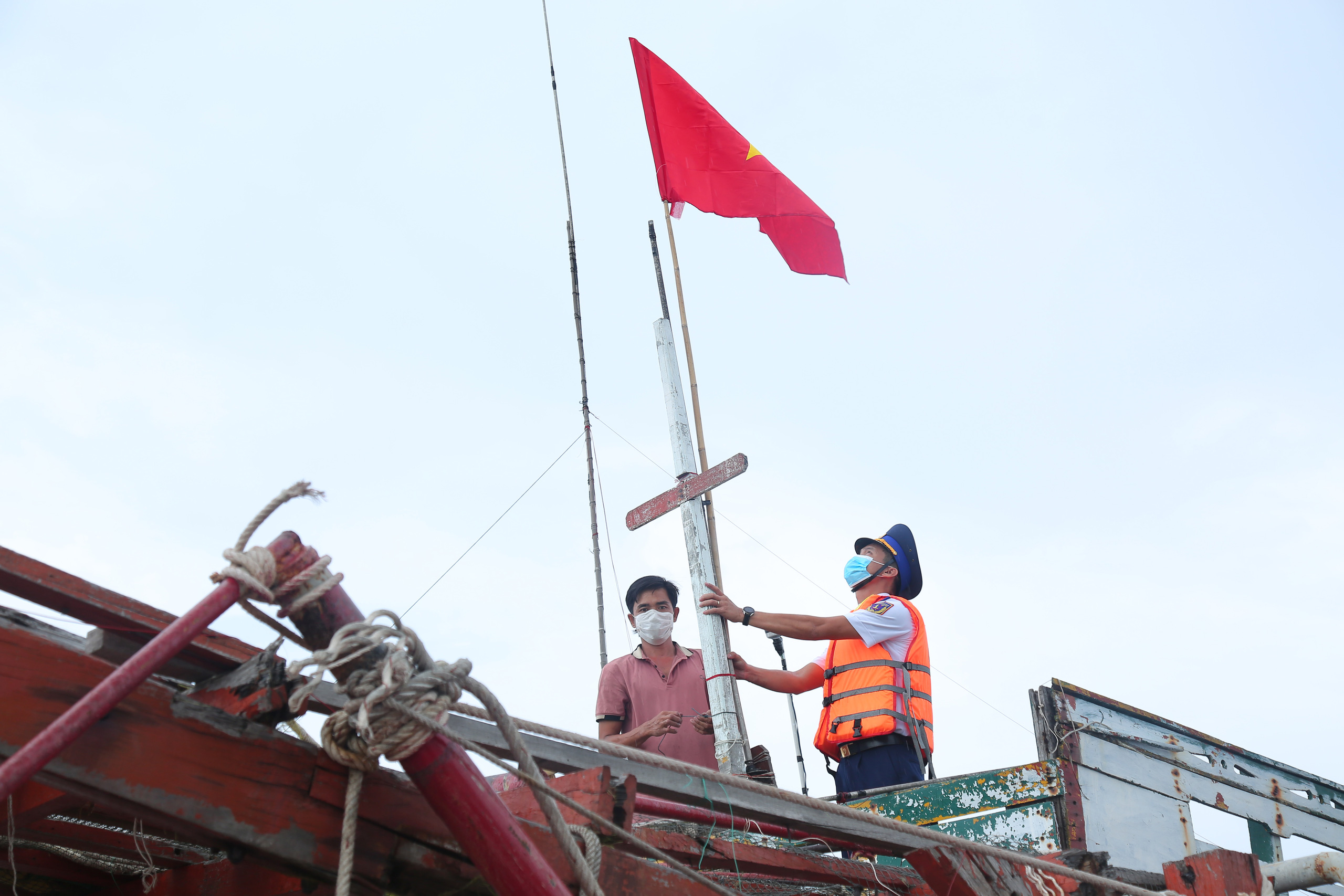 Thêm 1.000 lá cờ Tổ quốc đến với ngư dân Phú Quốc - Ảnh 10.