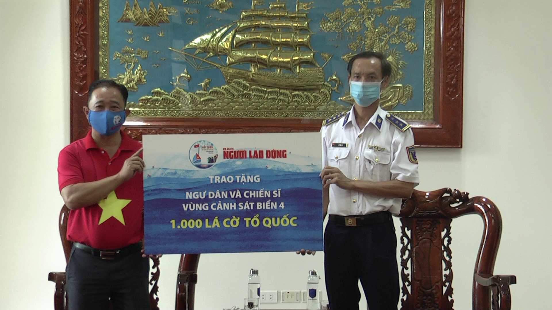 Thêm 1.000 lá cờ Tổ quốc đến với ngư dân Phú Quốc - Ảnh 1.