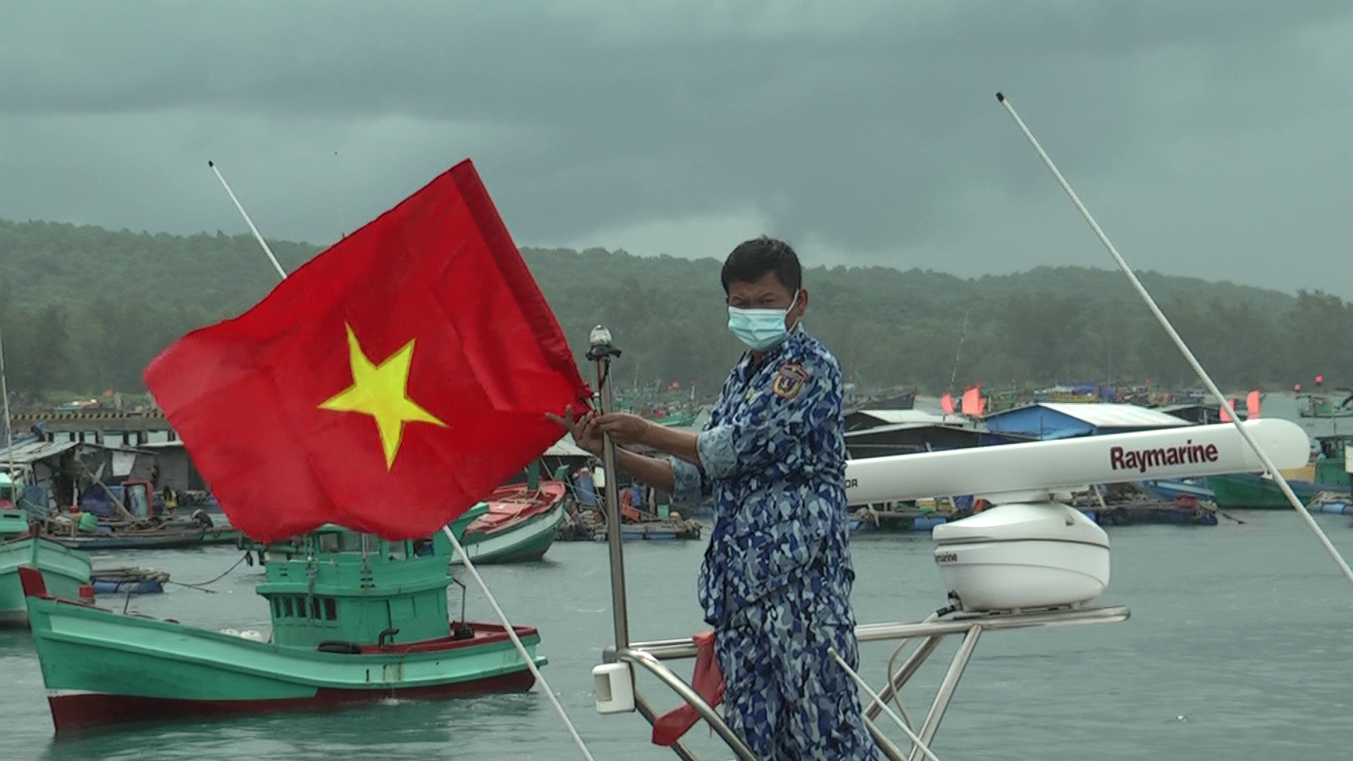 Thêm 1.000 lá cờ Tổ quốc đến với ngư dân Phú Quốc - Ảnh 11.