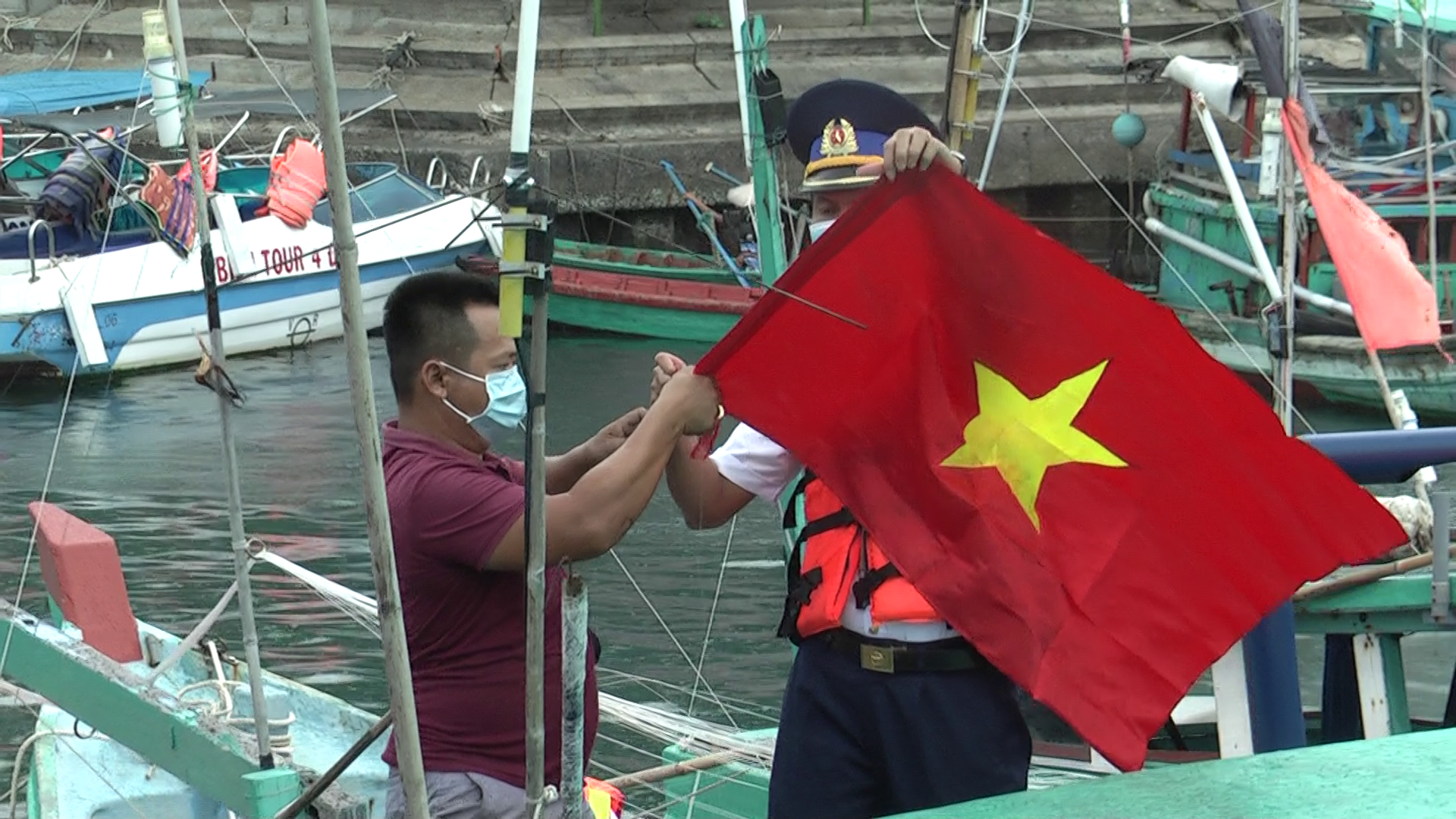 Thêm 1.000 lá cờ Tổ quốc đến với ngư dân Phú Quốc - Ảnh 6.
