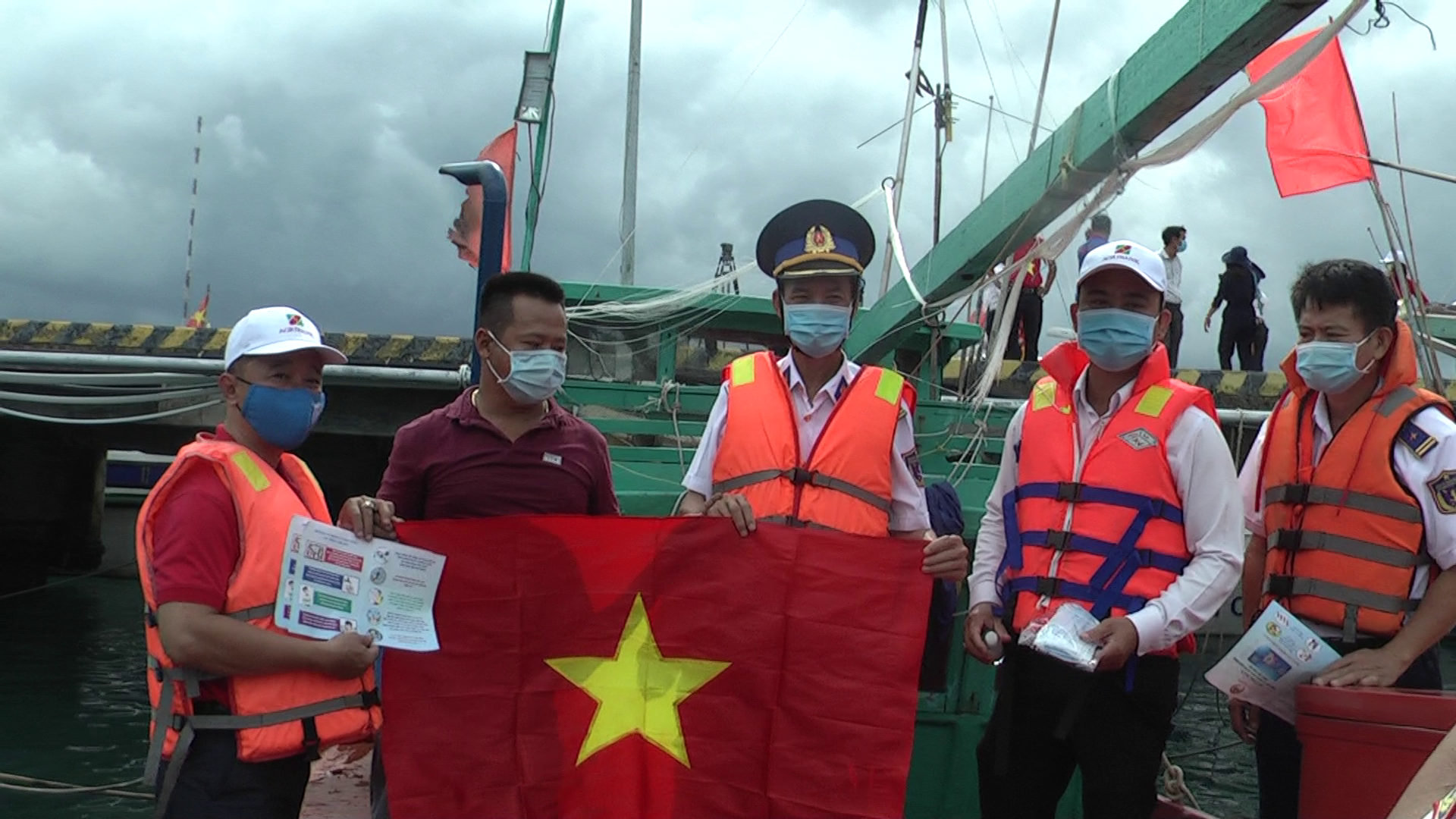 Thêm 1.000 lá cờ Tổ quốc đến với ngư dân Phú Quốc - Ảnh 7.