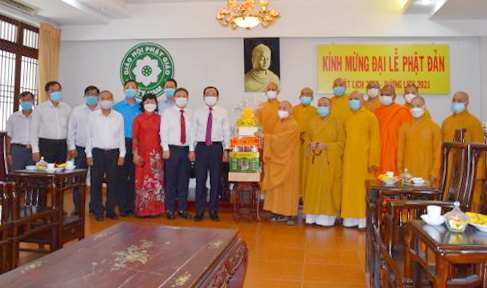 Bí thư Thành ủy TP HCM Nguyễn Văn Nên thăm và chúc mừng Đại lễ Phật đản - Ảnh 1.