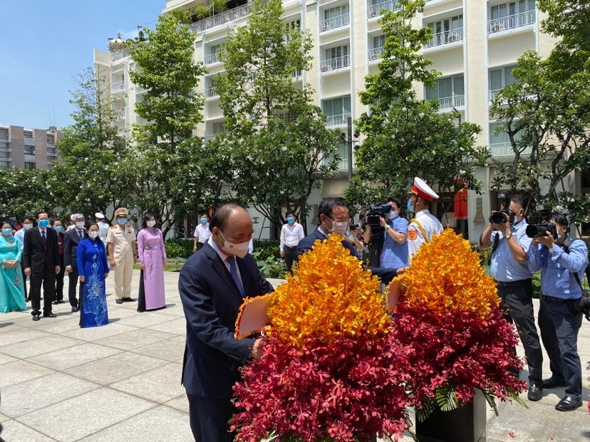 Chủ tịch nước cùng lãnh đạo TP HCM dâng hoa, dâng hương Chủ tịch Hồ Chí Minh - Ảnh 4.