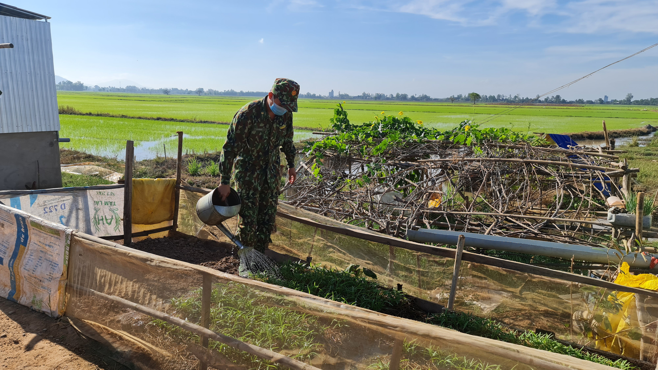 Những hình ảnh gian khổ, hy sinh nơi biên cương Tổ quốc - Ảnh 9.