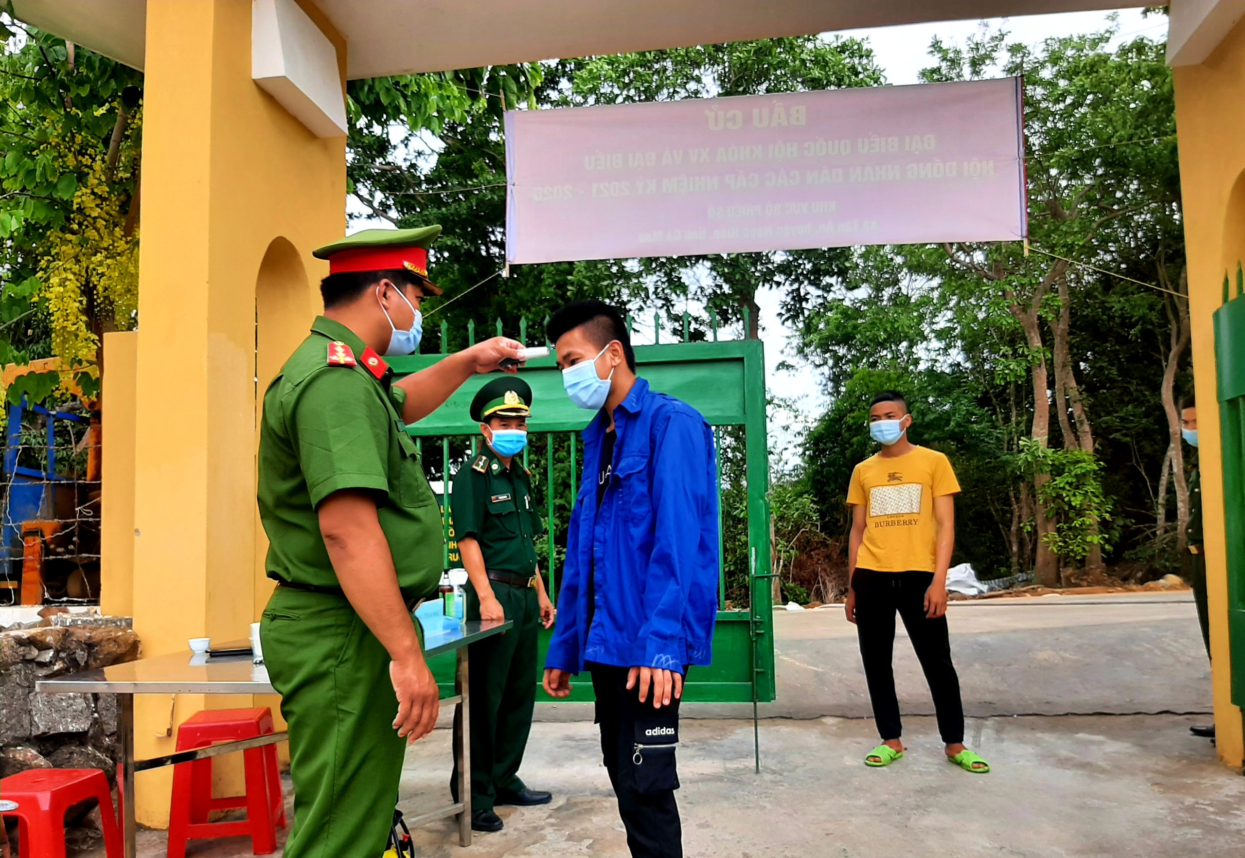 Hình 3 Cử tri đi bỏ phiếu đều được đo thân nhiệt, rửa tay sát khuẩn và đeo khẩu trang để phòng chống dịch Covid-19 (1)