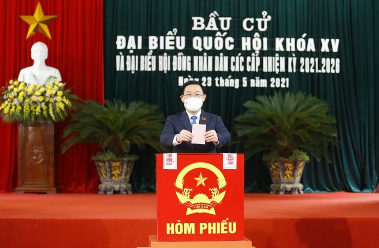 Chủ tịch Quốc hội Vương Đình Huệ bỏ lá phiếu đầu tiên tại thành phố Cảng - Ảnh 8.