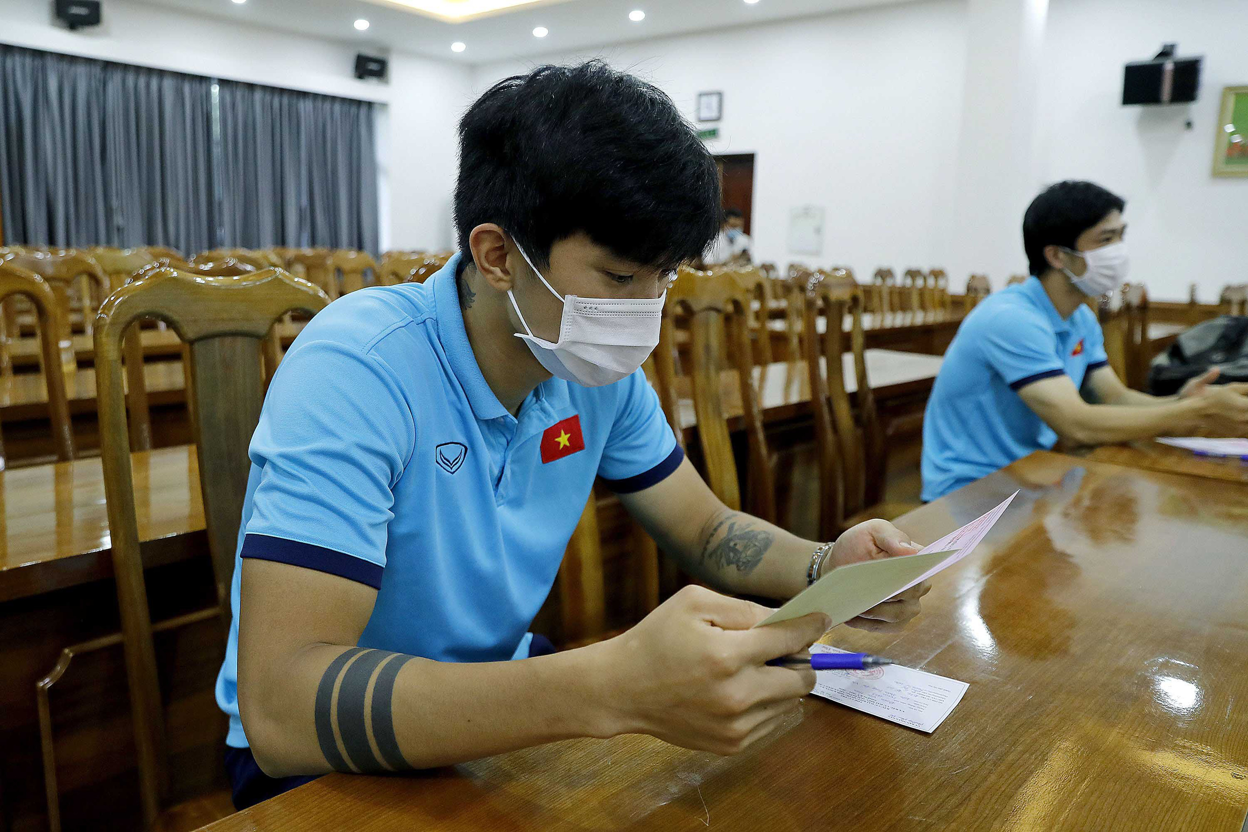 Cận cảnh các tuyển thủ bóng đá Việt Nam vui tươi bỏ phiếu bầu cử - Ảnh 5.