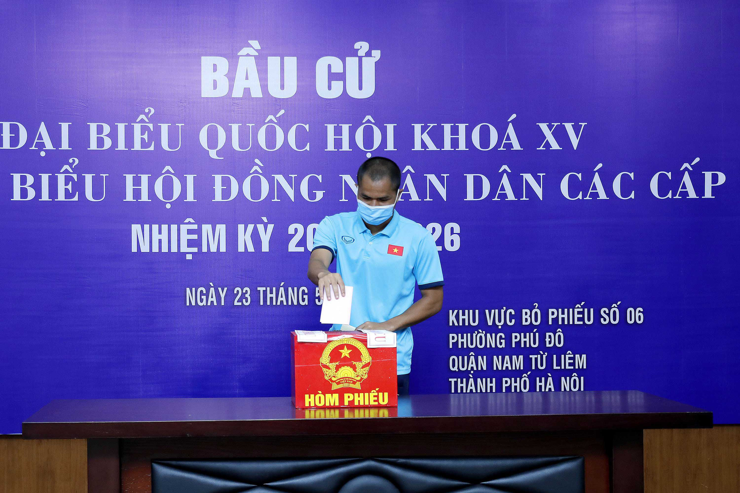 Cận cảnh các tuyển thủ bóng đá Việt Nam vui tươi bỏ phiếu bầu cử - Ảnh 11.